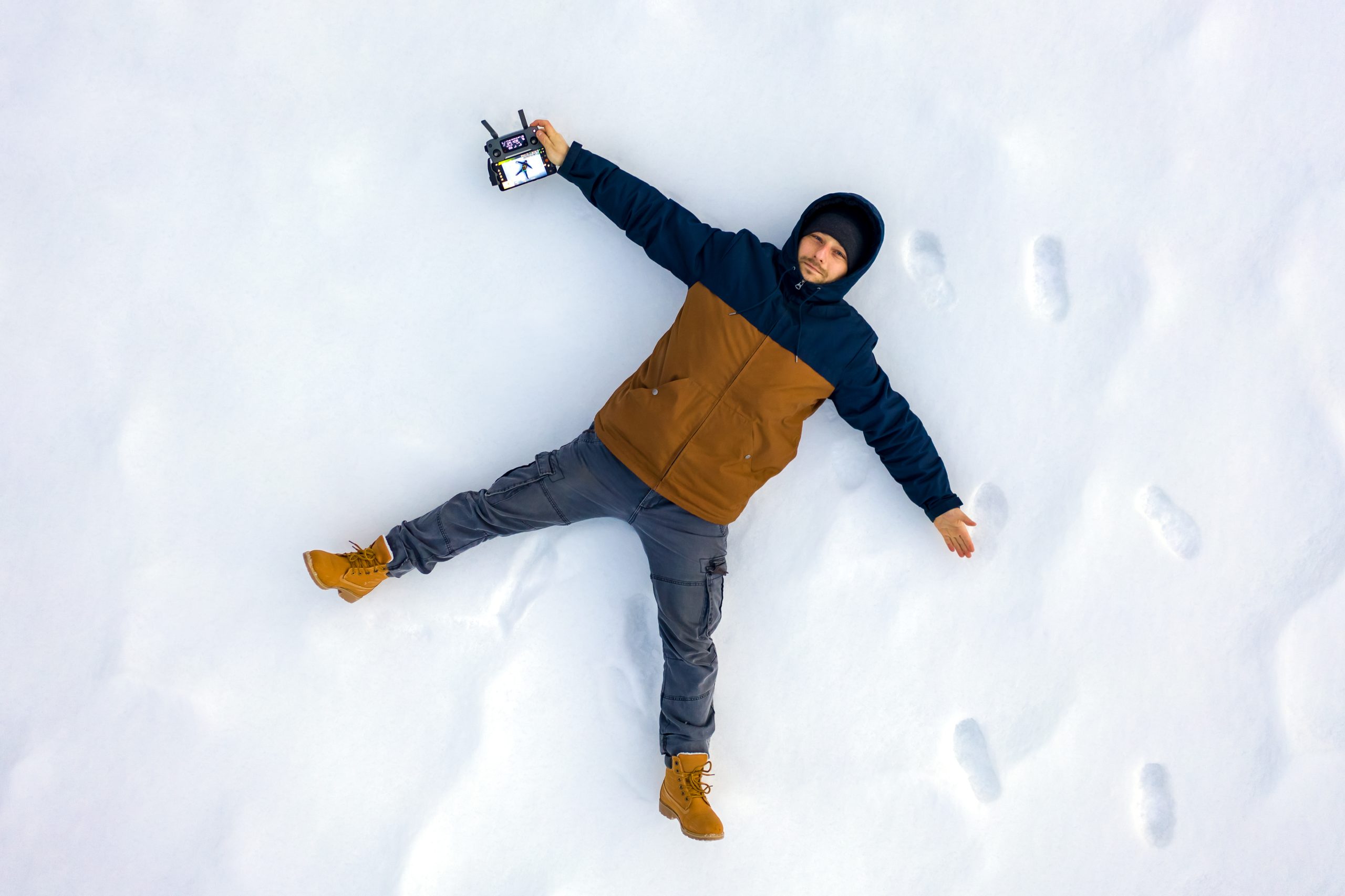 Man fotograferar sig själv med sin drönare 