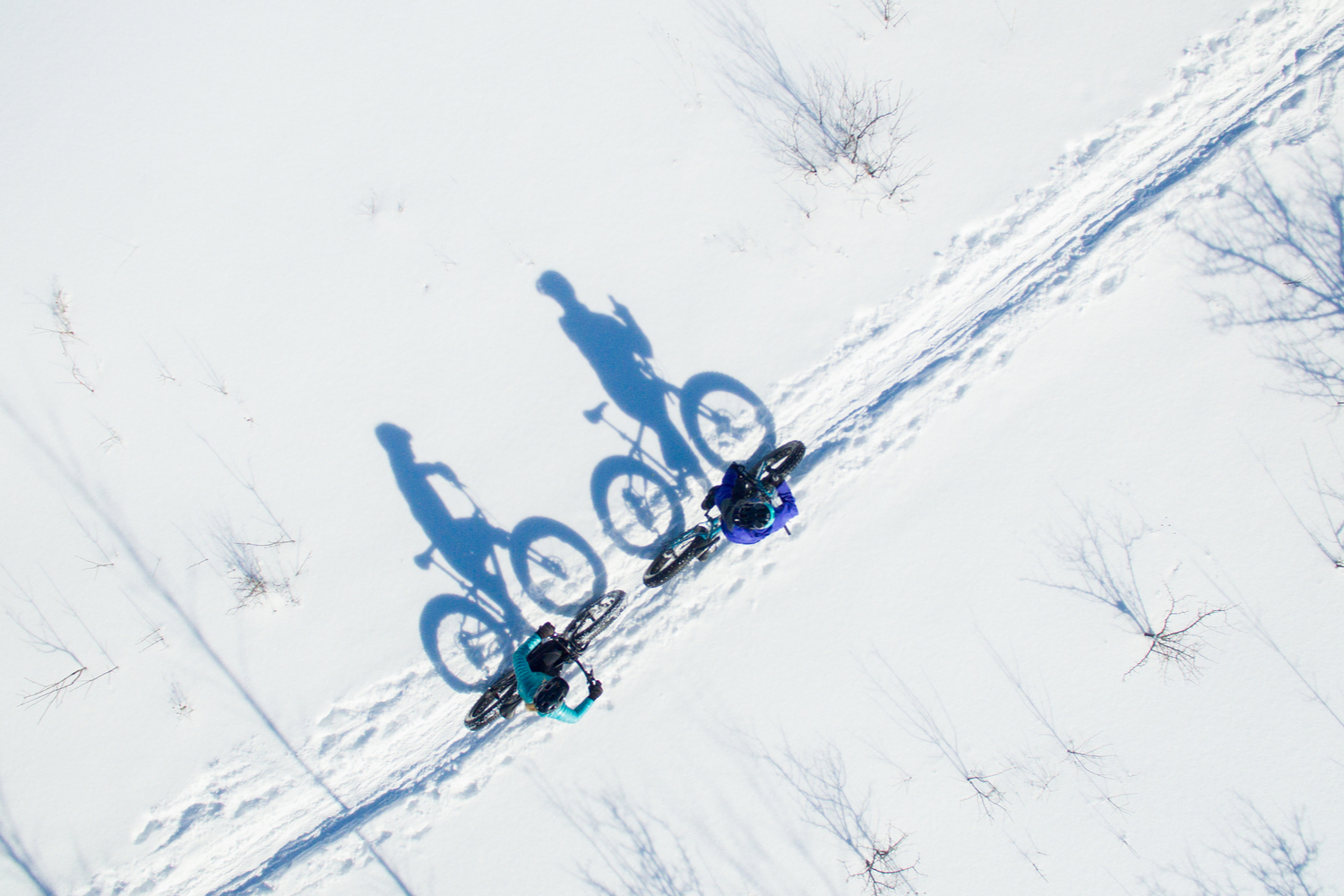 Cyklister fotograferet med drone