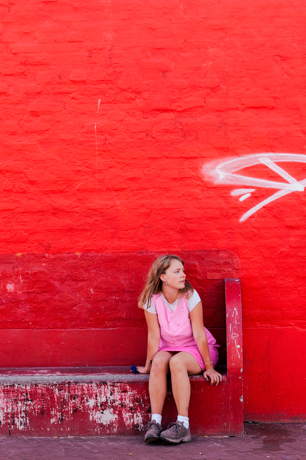 muotokuva nainen punainen penkki