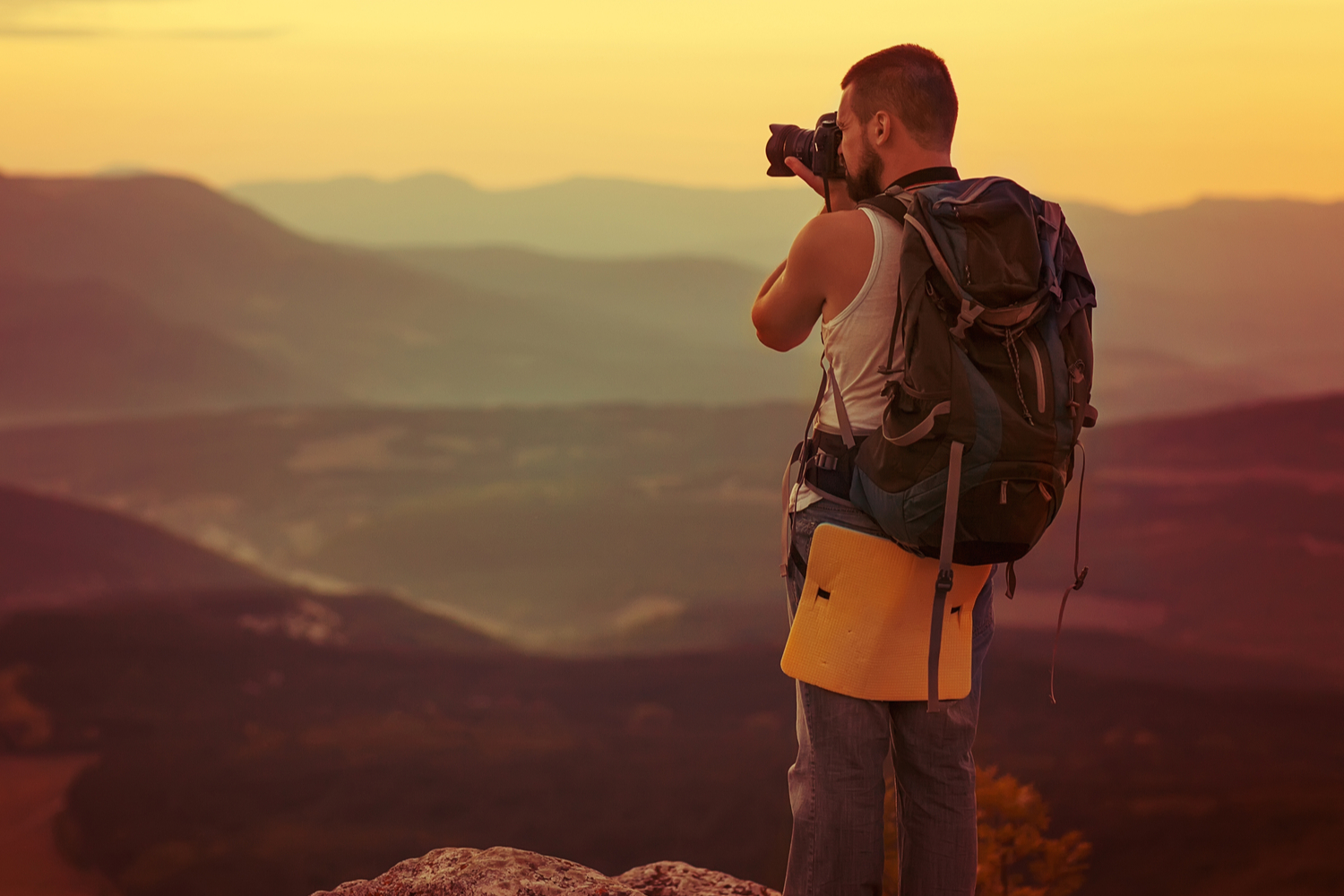 Man fotograferar solnedgången