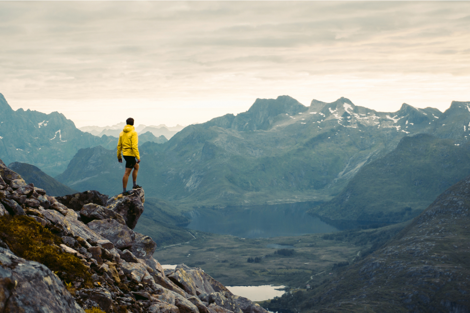 Mann vandrer i fjellet