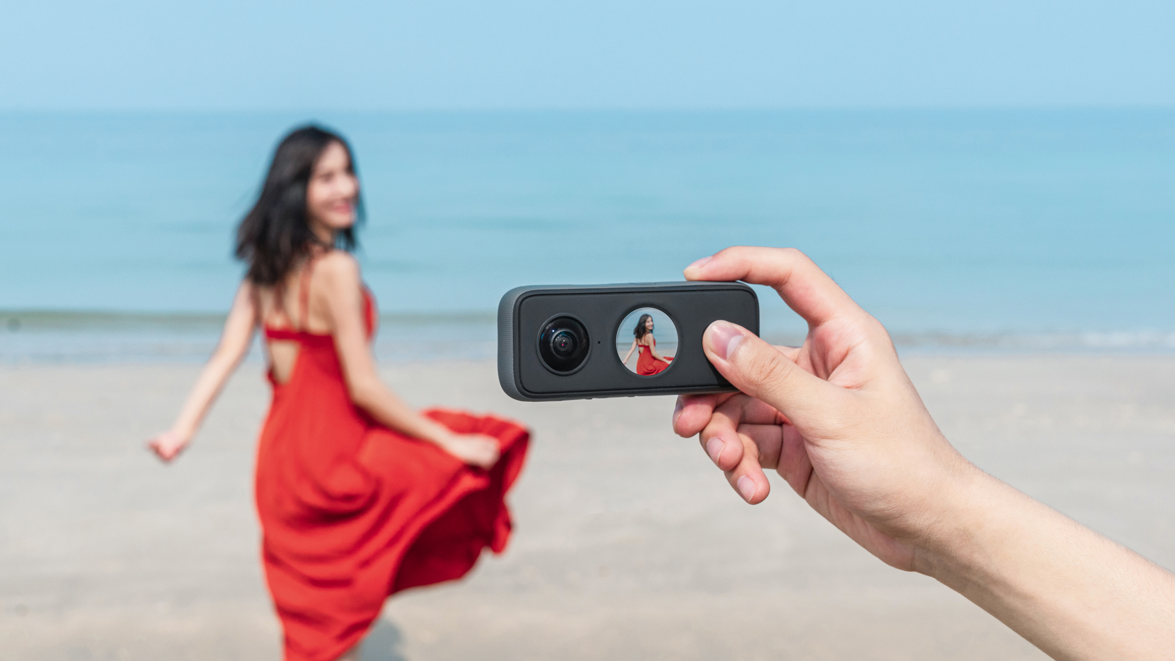 Insta360 ONE X2 laver optagelser af kvinde på strand