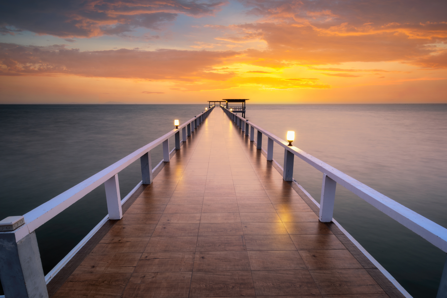 Laituri ja auringonlasku