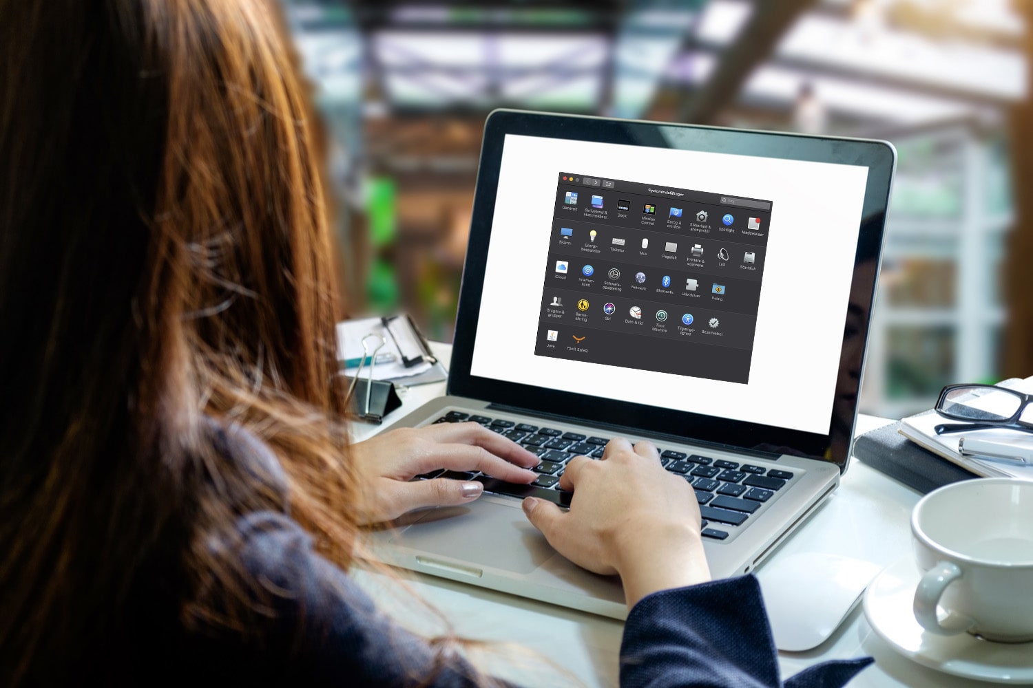 Kvinde indstiller sin skærm
