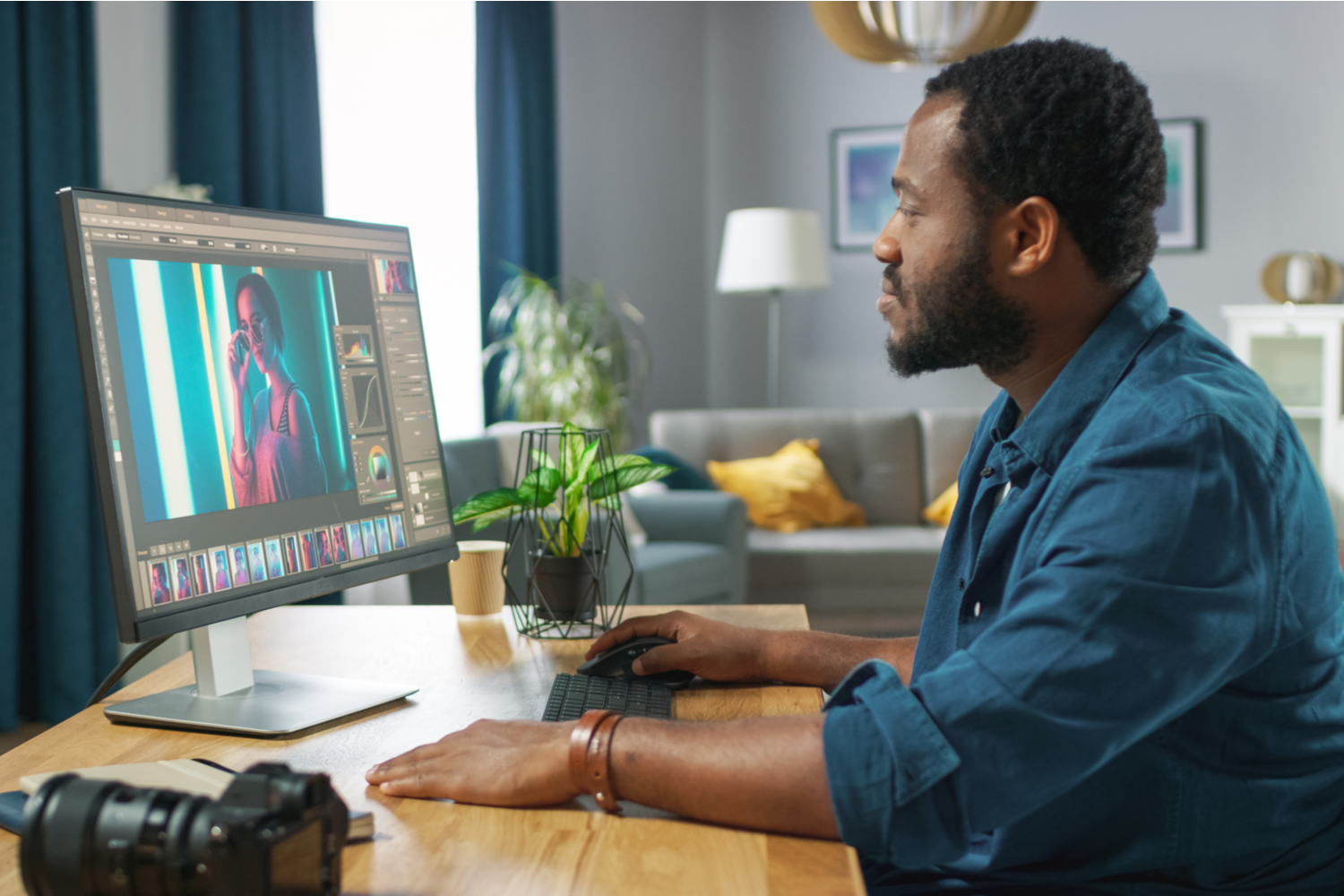 Mies muokkaa kuvaa kuvankäsittelyohjelmalla.