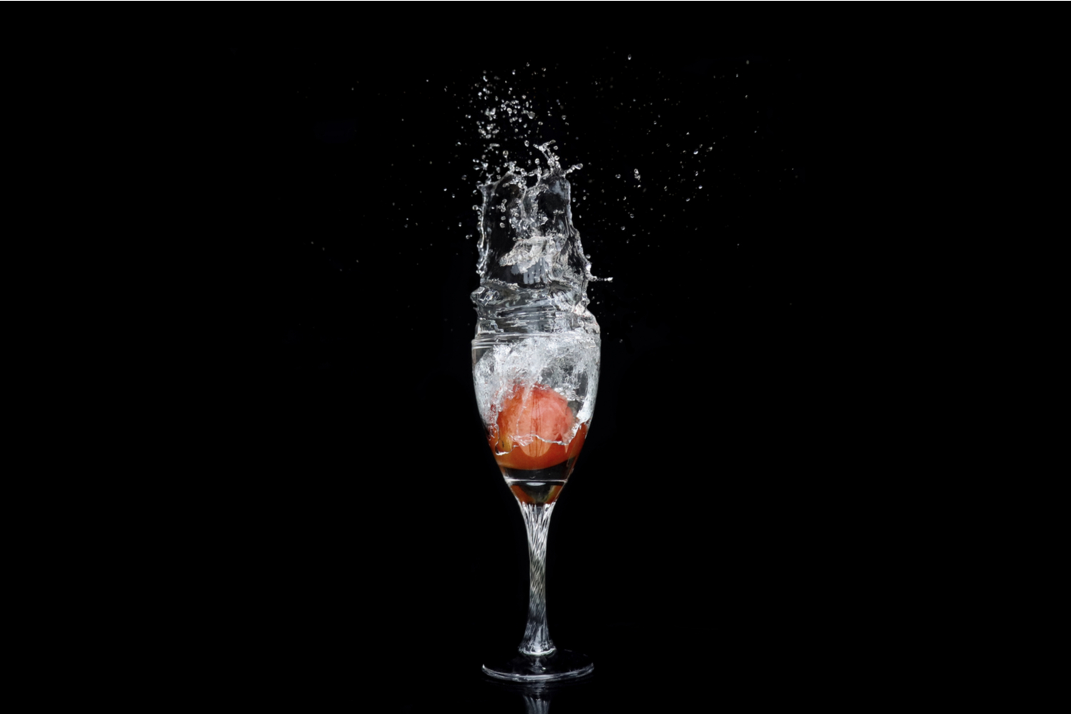 Bilde av vanndråper som står stille i luften.