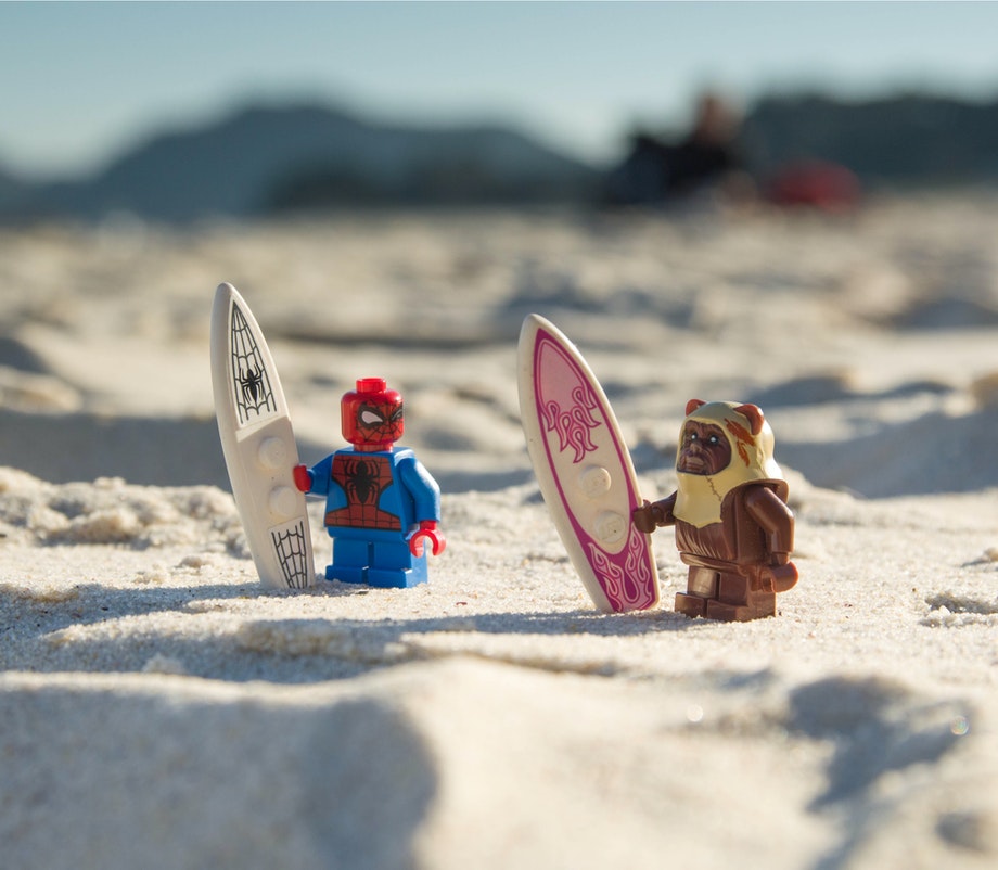 Kaksi legohahmoa rannalla