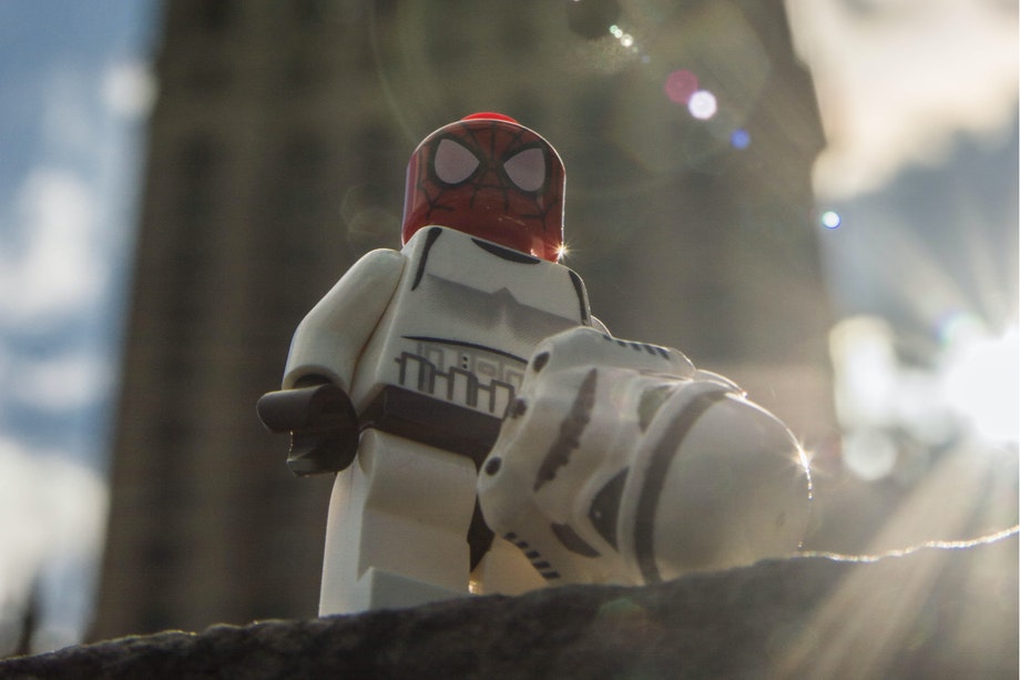 legomies kerrostalon edessä