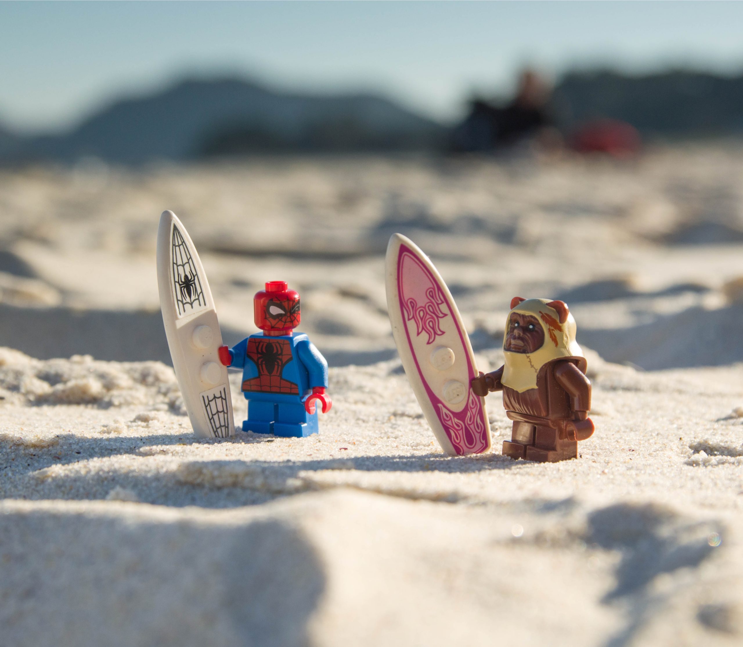 To legofigurer på stranden