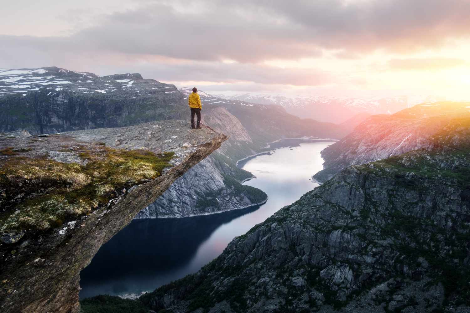 Mann på spissen av fjellutspringet Trolltunga