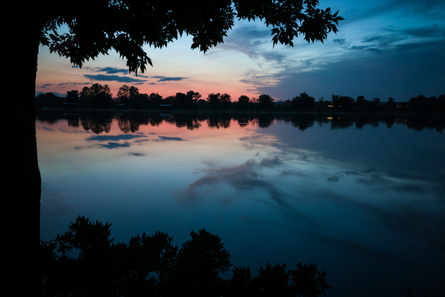 Sjö reflekterar det blå ljuset.