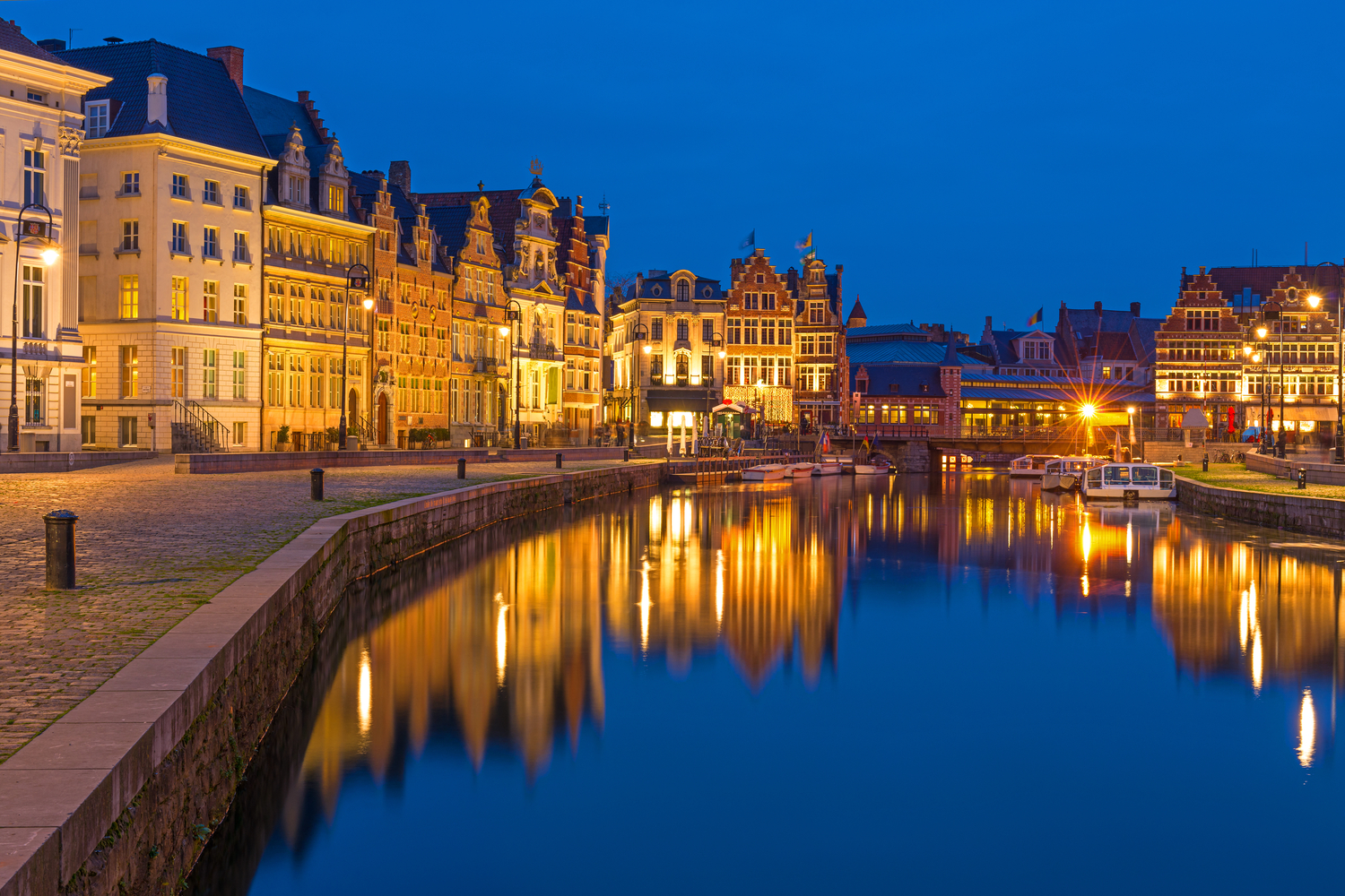 By fotograferet i den blå time.