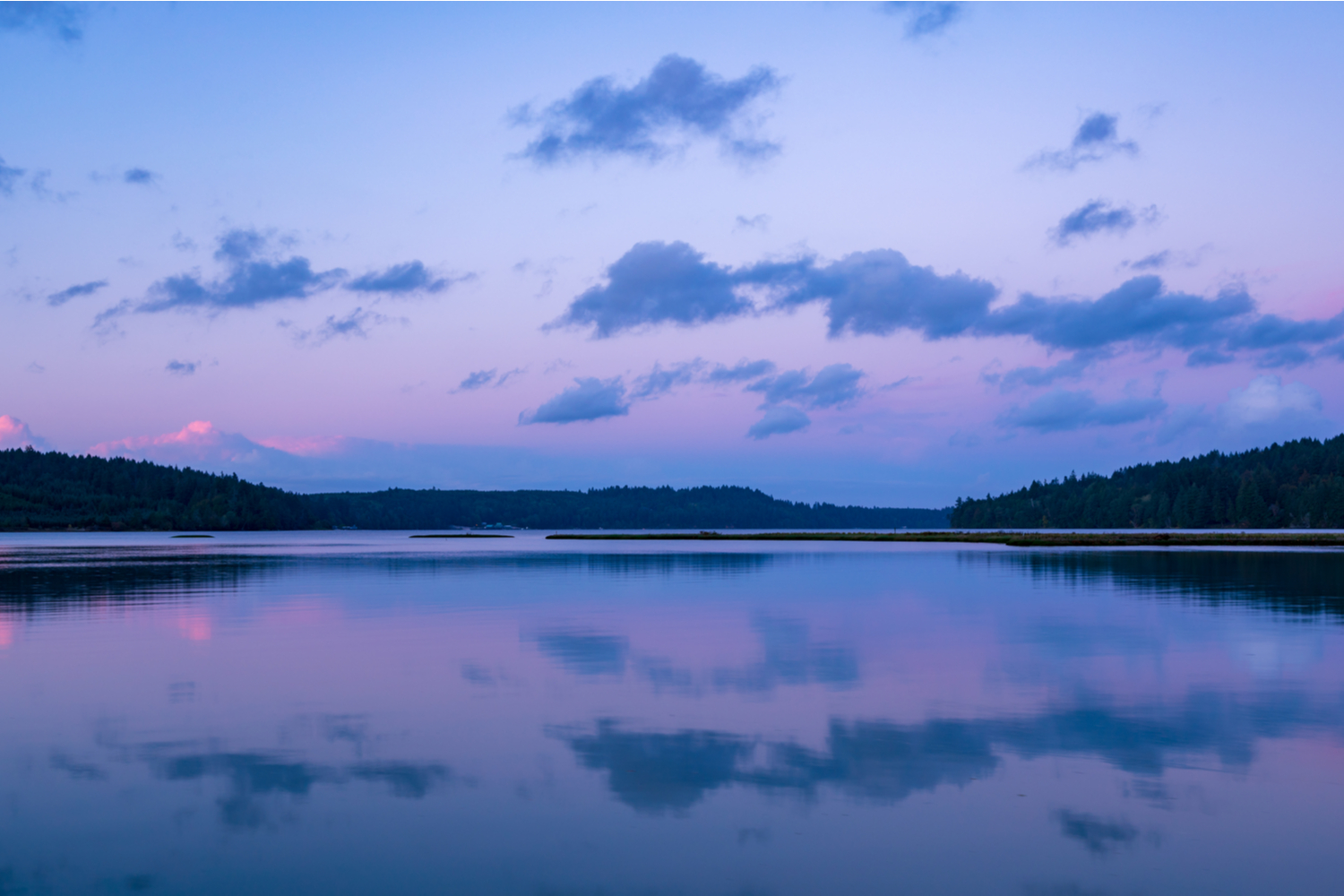 Sjö fotograferad i den blå timmen