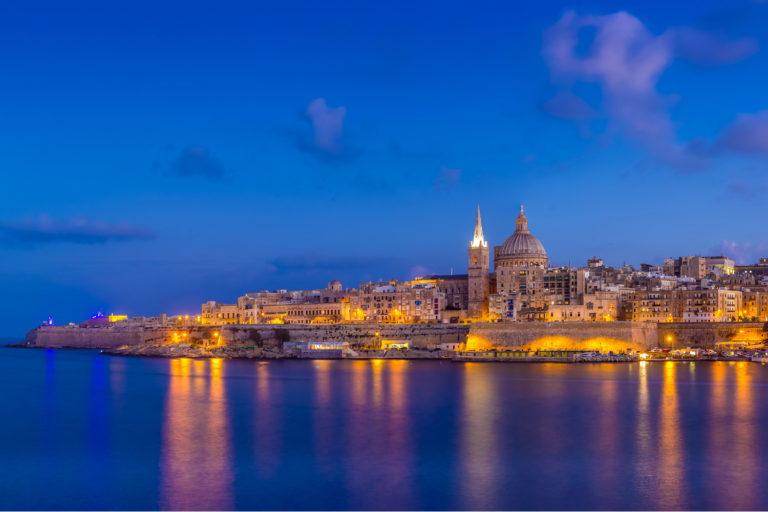 Staden Valletta fotograferad i den blå timmen.