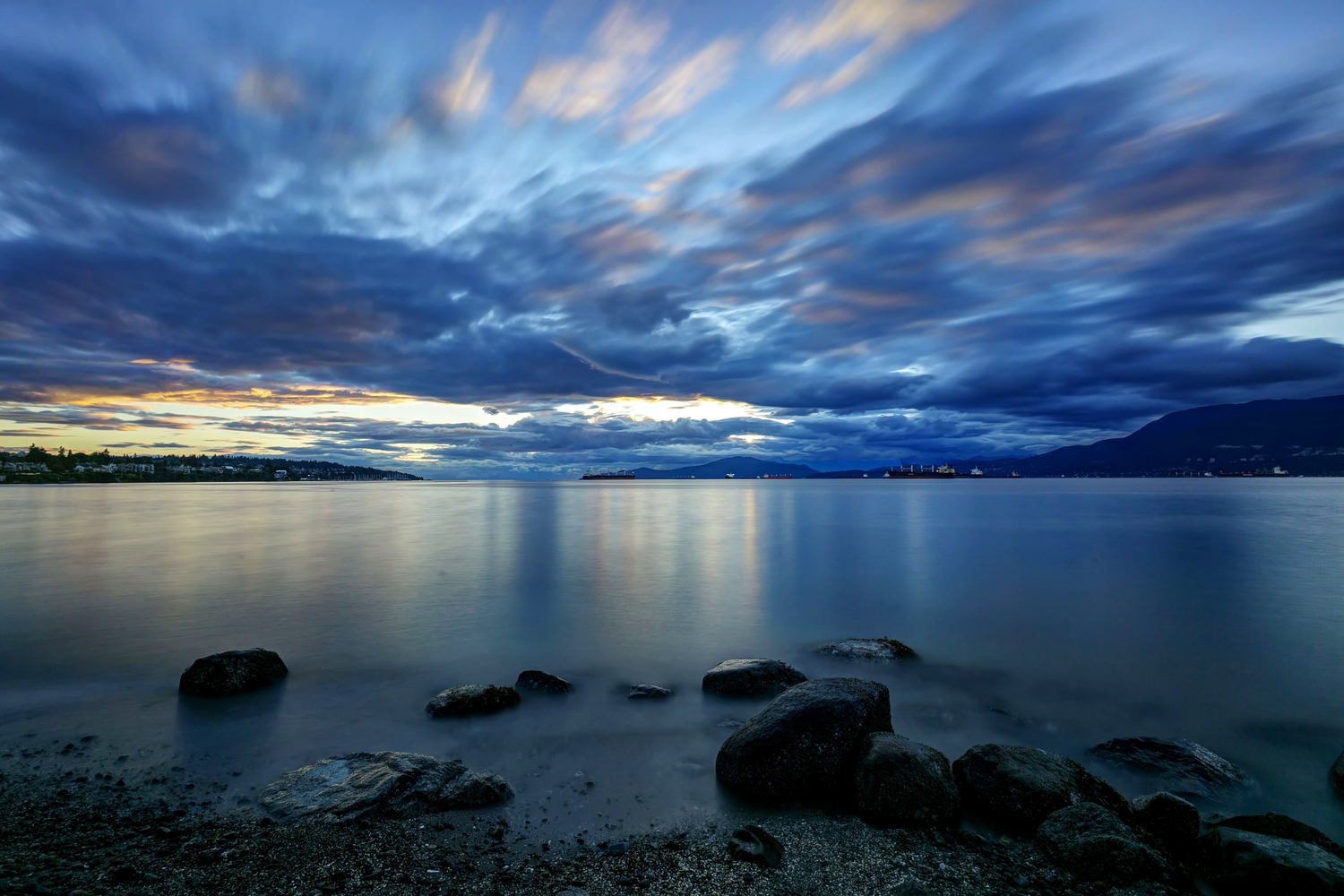 Vann fotografert i blåtimen