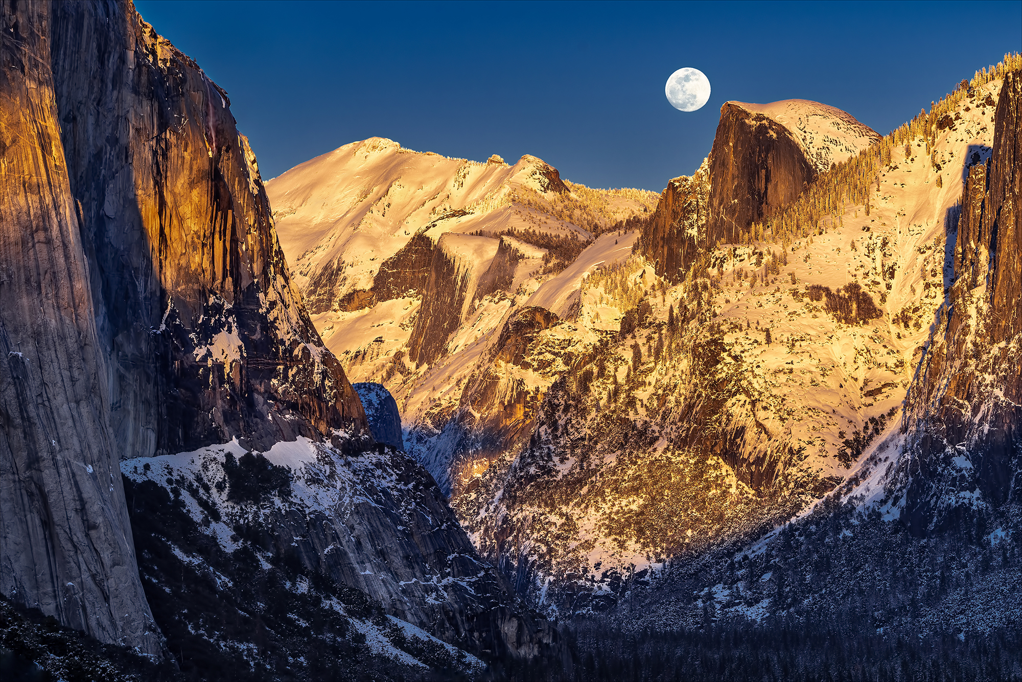 Fuldmåne over bjerget Half Dome i Yosemite Nationalpark