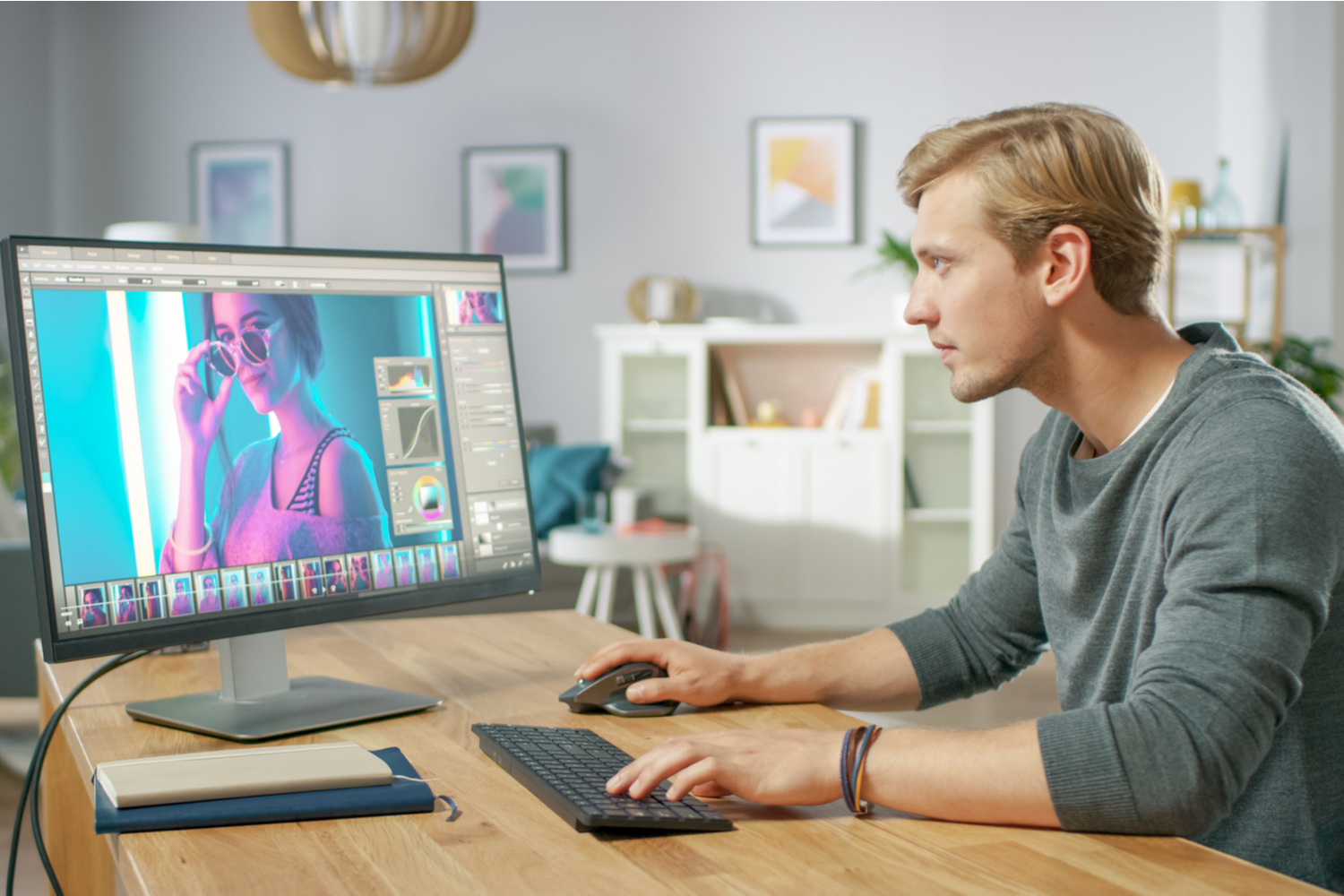 Mann behandler bilde i bildebehandlingsprogram.