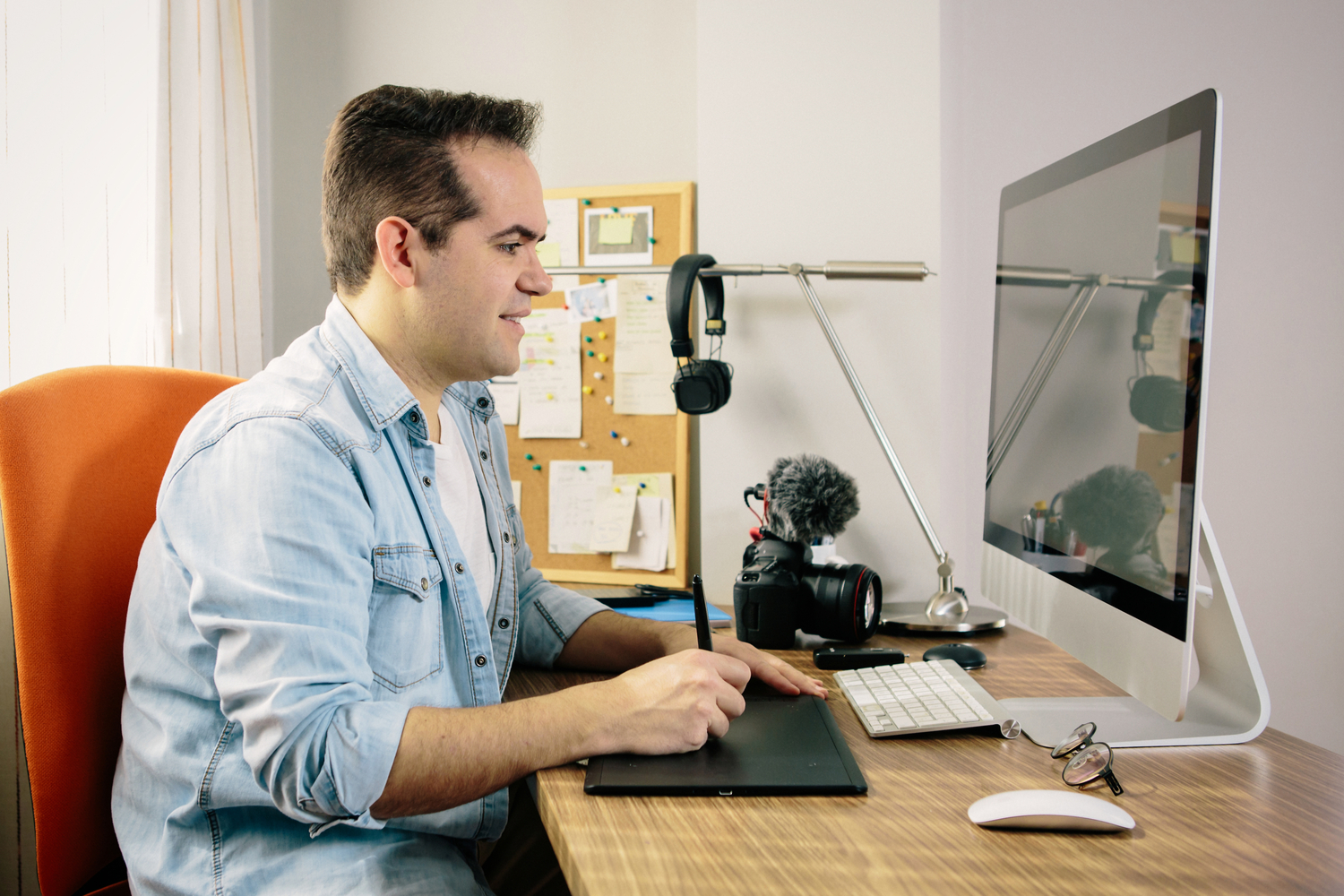 Man vid dator återupplever sin fotorunda med hjälp av GPS-funktionen