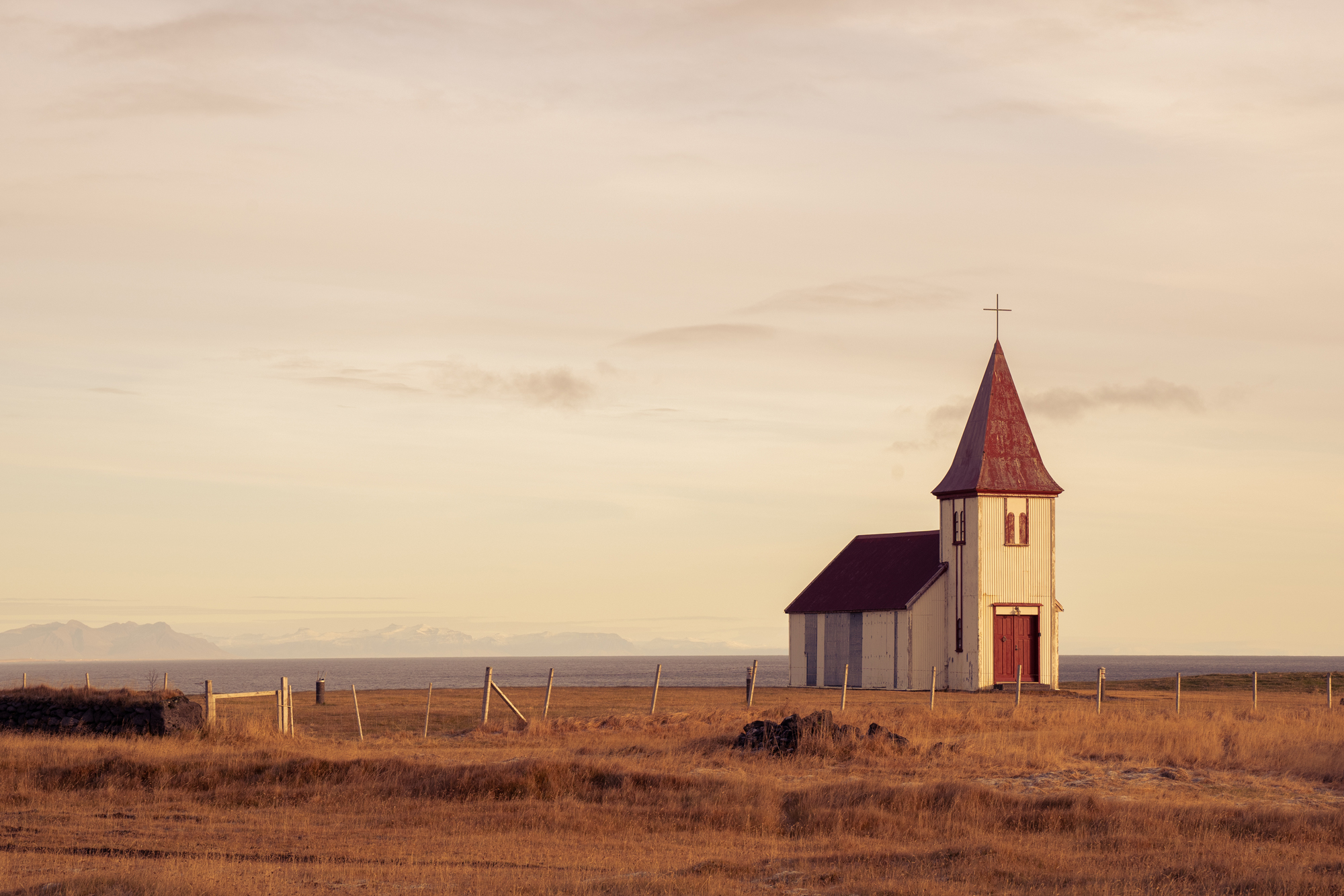 Bild av kyrka i Island med Delad toning