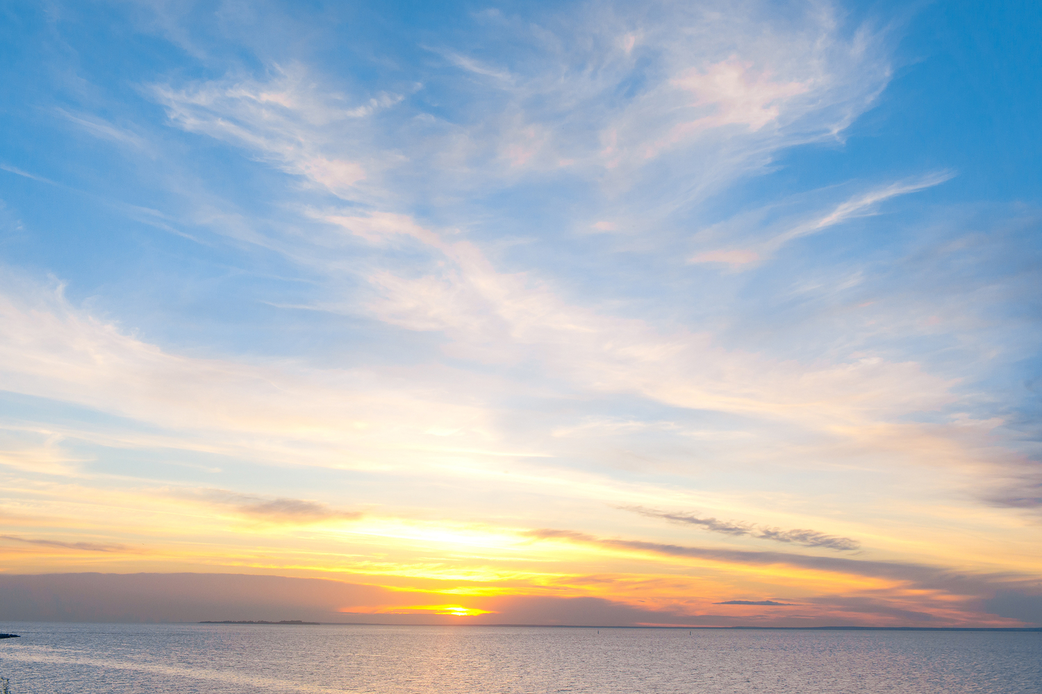 Solnedgång vid vattnet