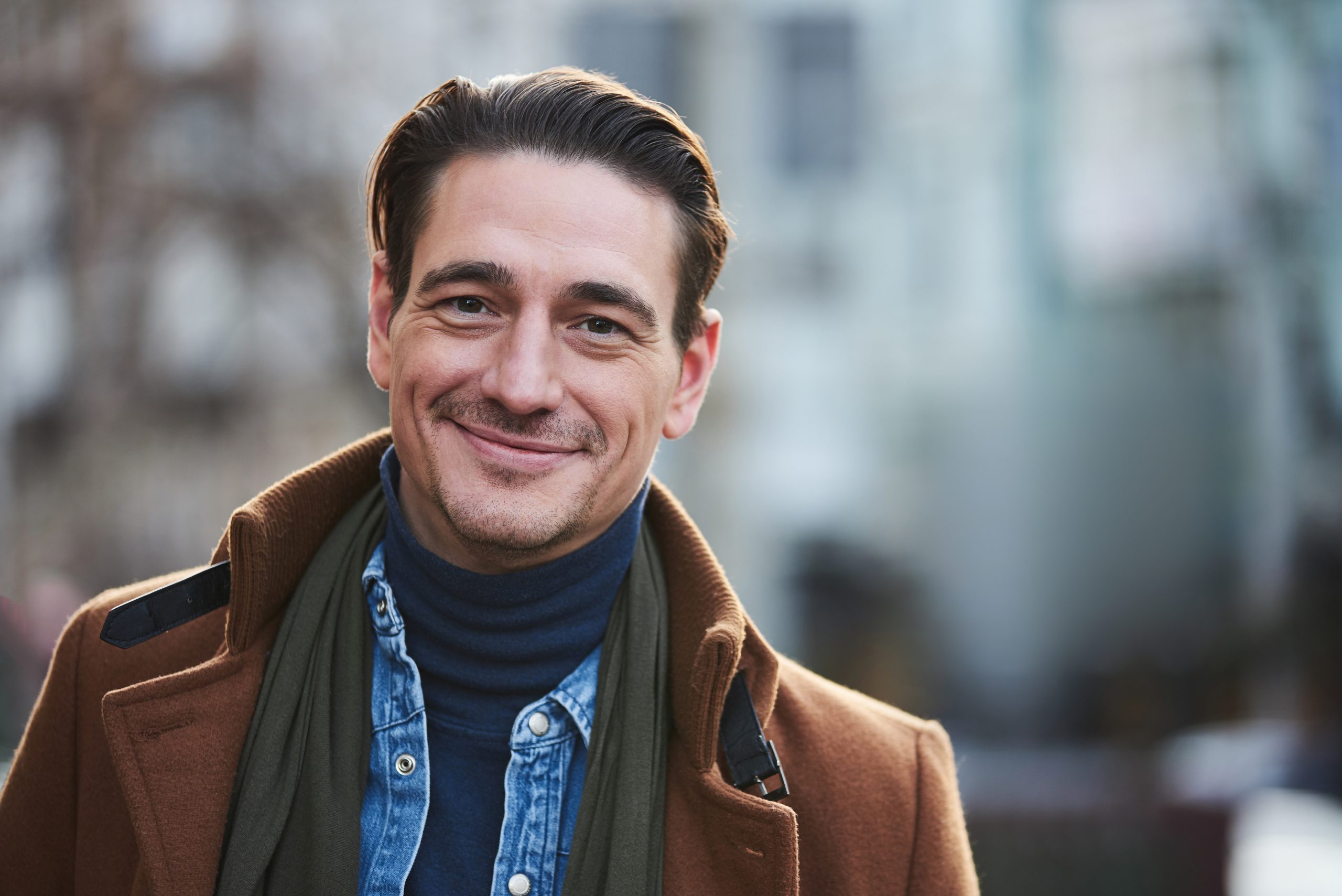 Porträttfoto av man i stadsmiljö