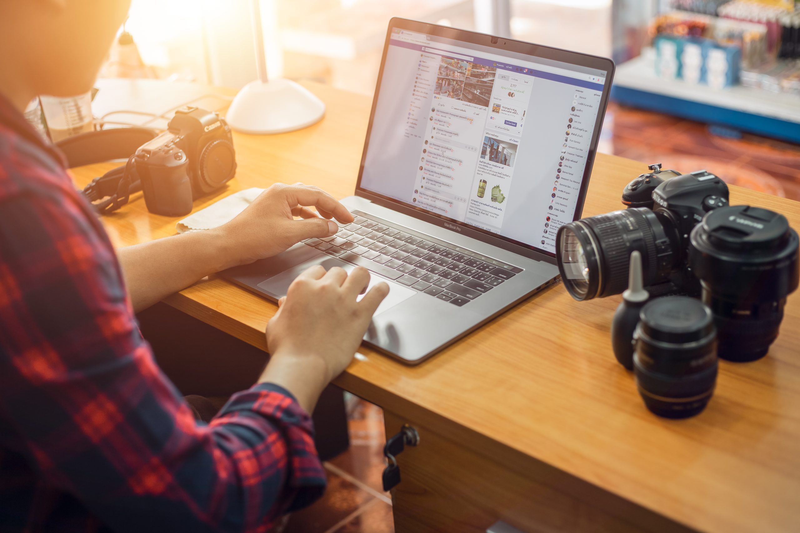 Mies myy kameraa Facebookissa.