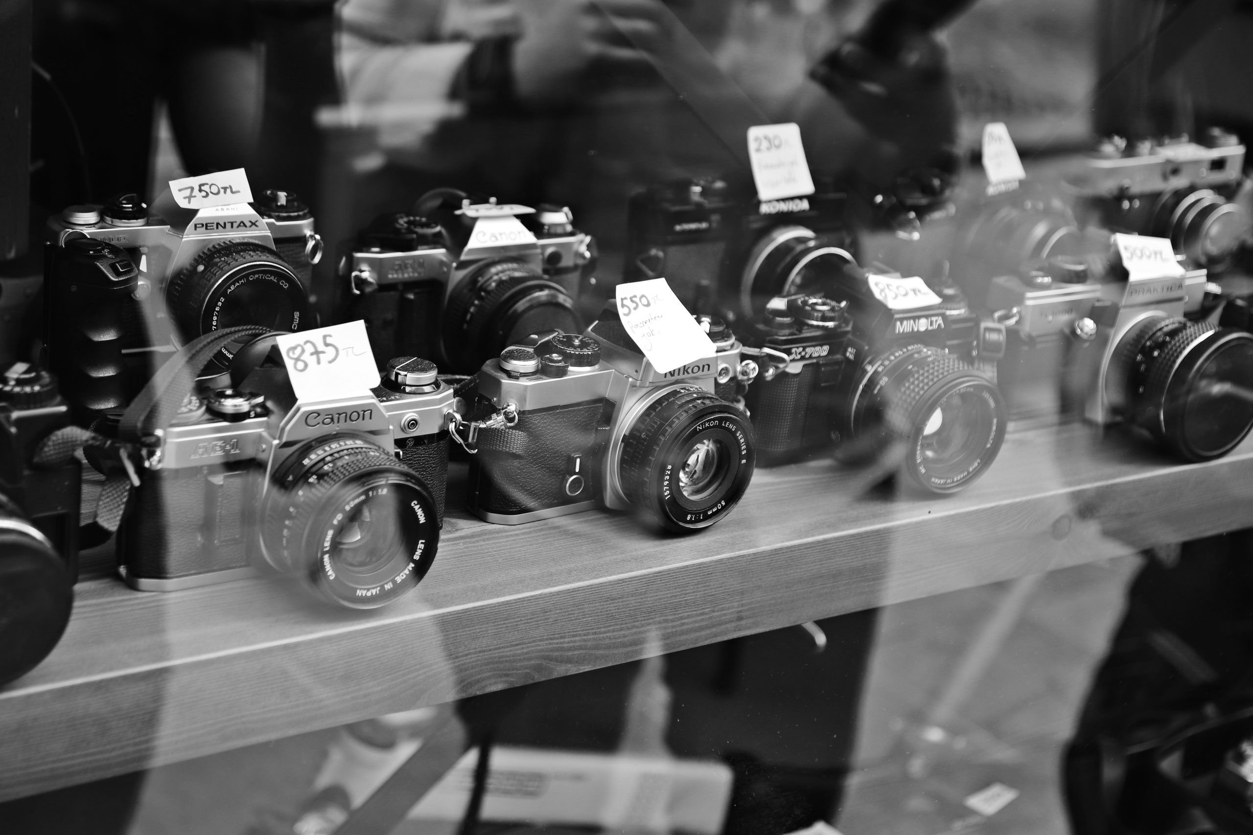 Kameroita valokuvausliikkeen ikkunassa.