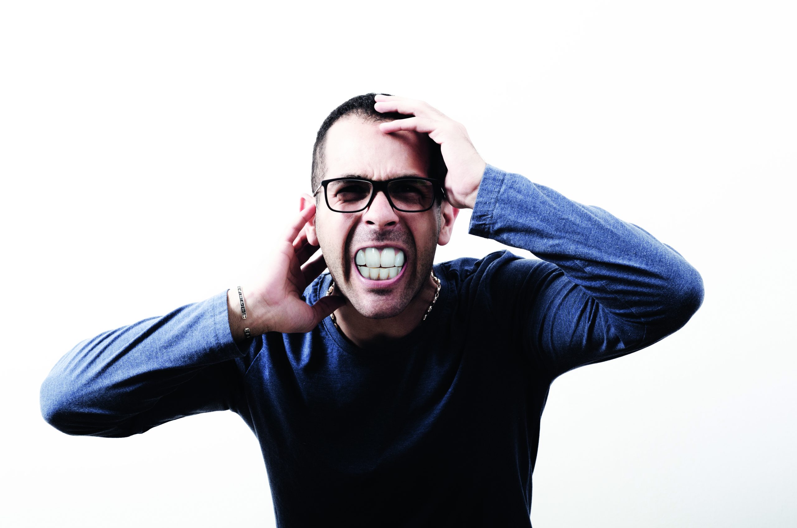 Man med manipulerad mun