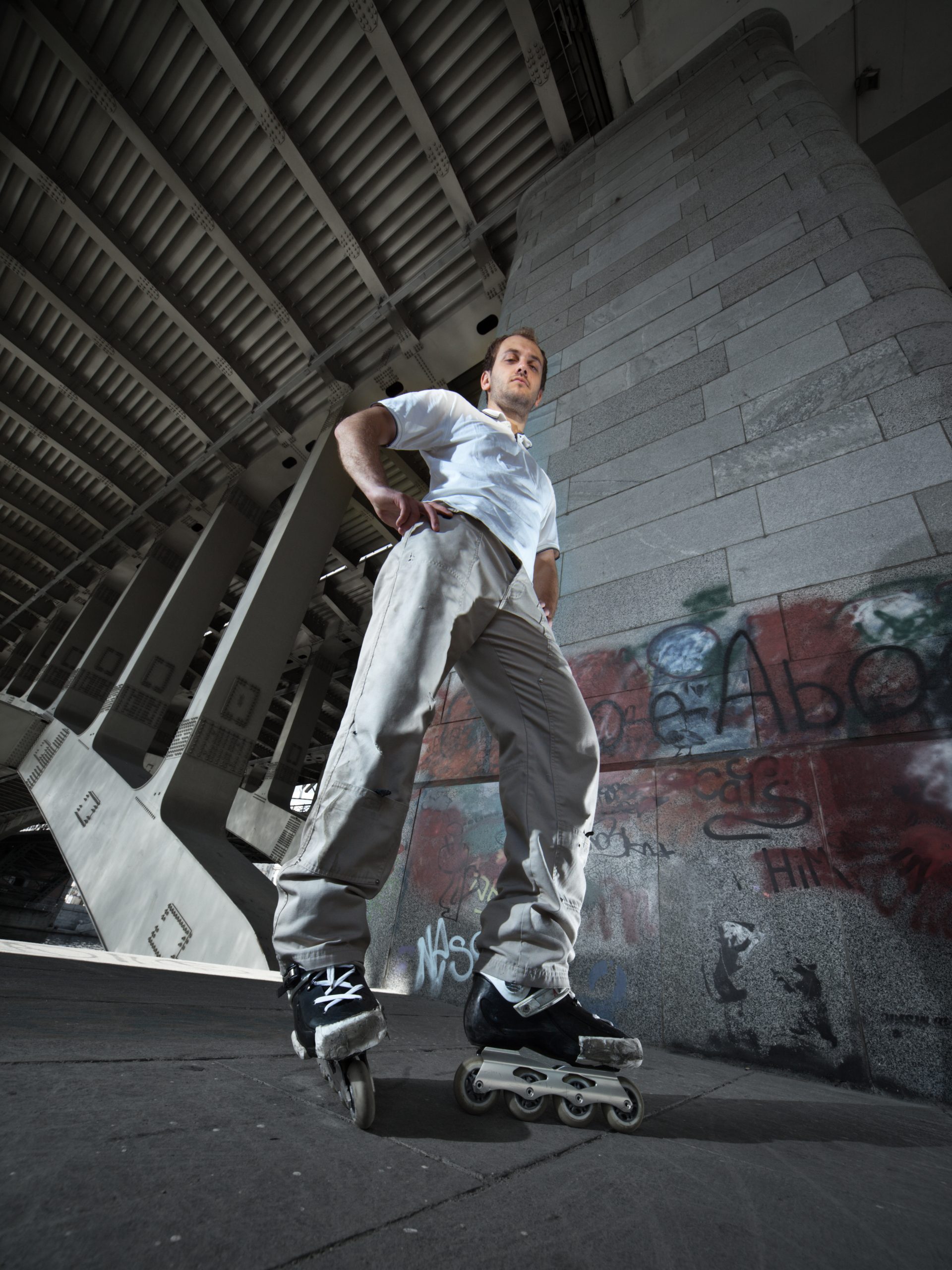 Inline-åkare fotograferad med vidvinkel