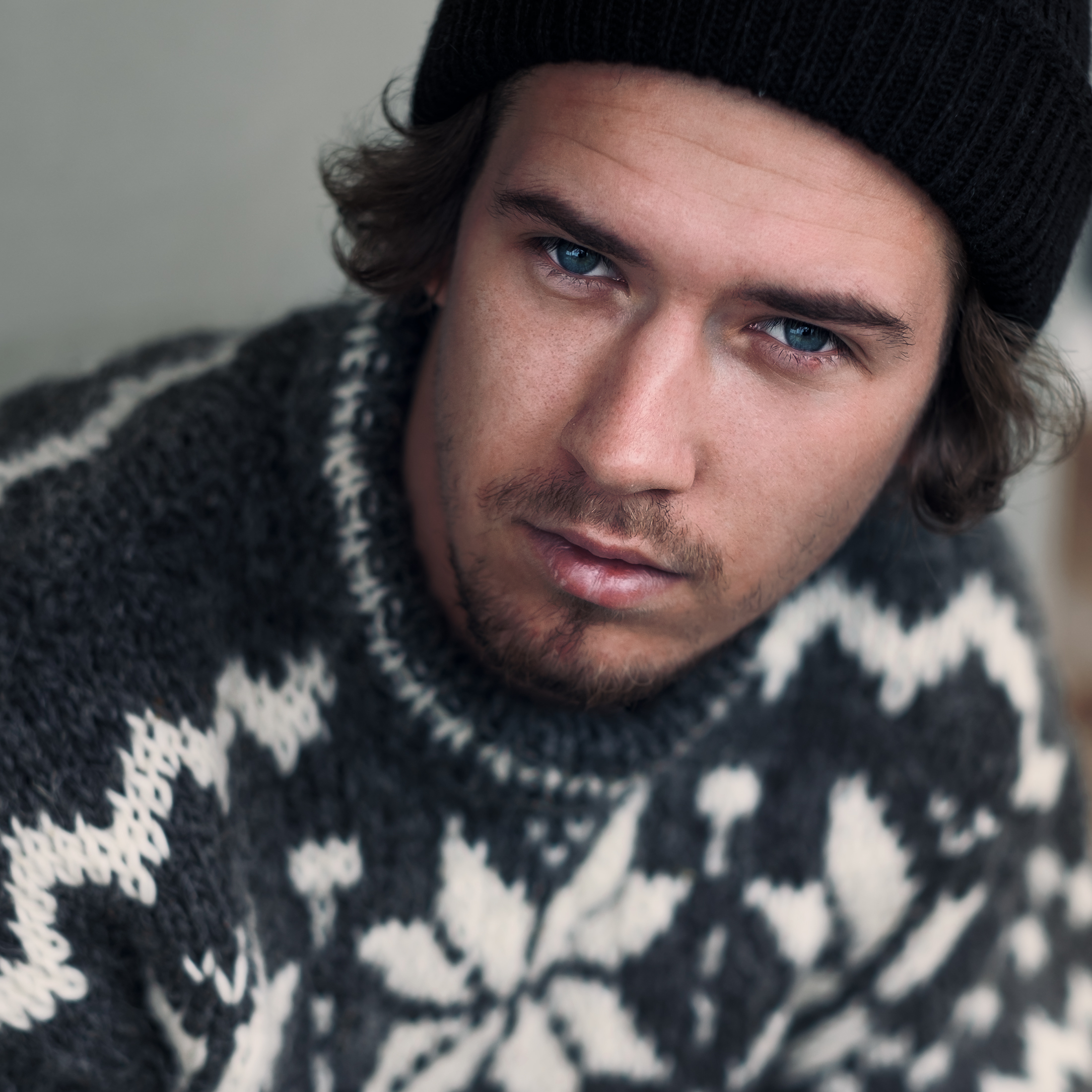 Ung man med mössa och ylletröja