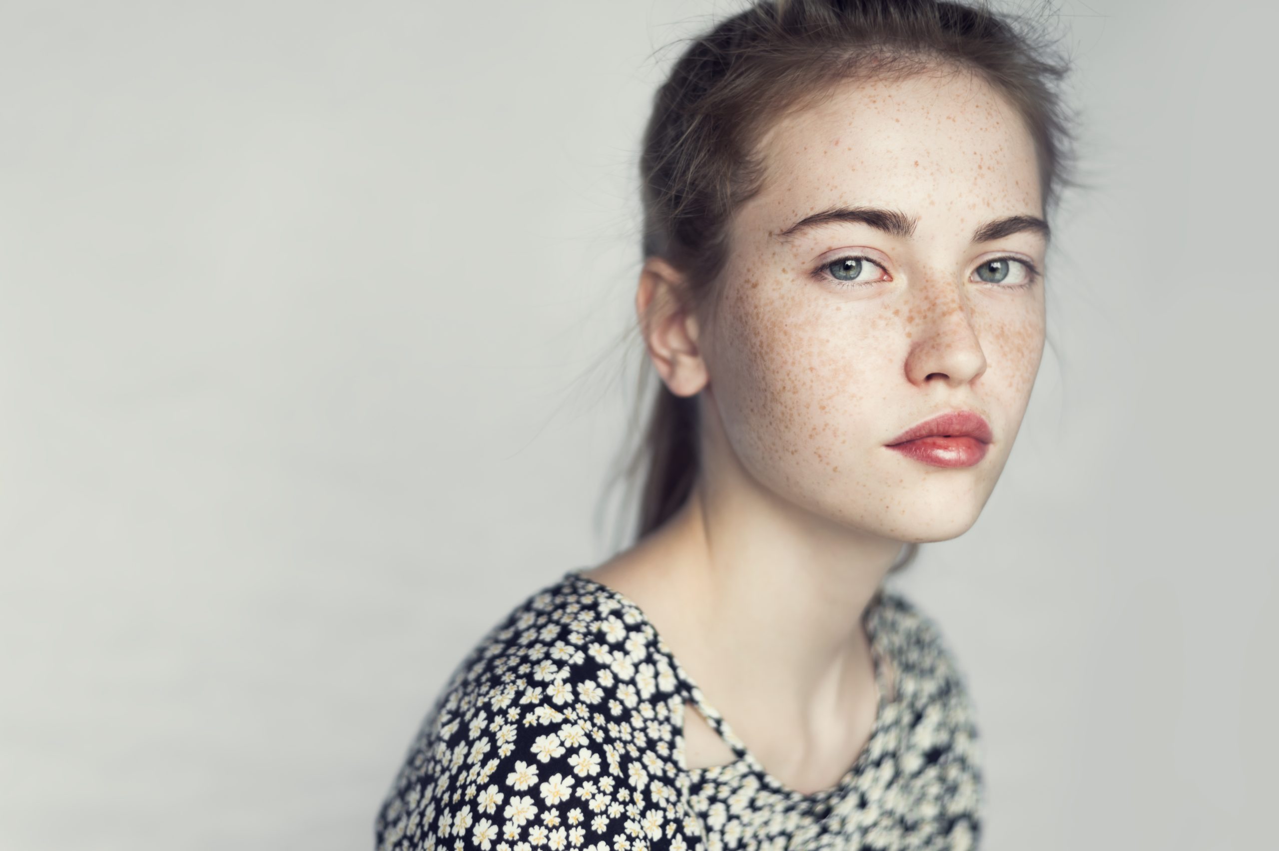 Nuori tyttö pehmeässä valossa