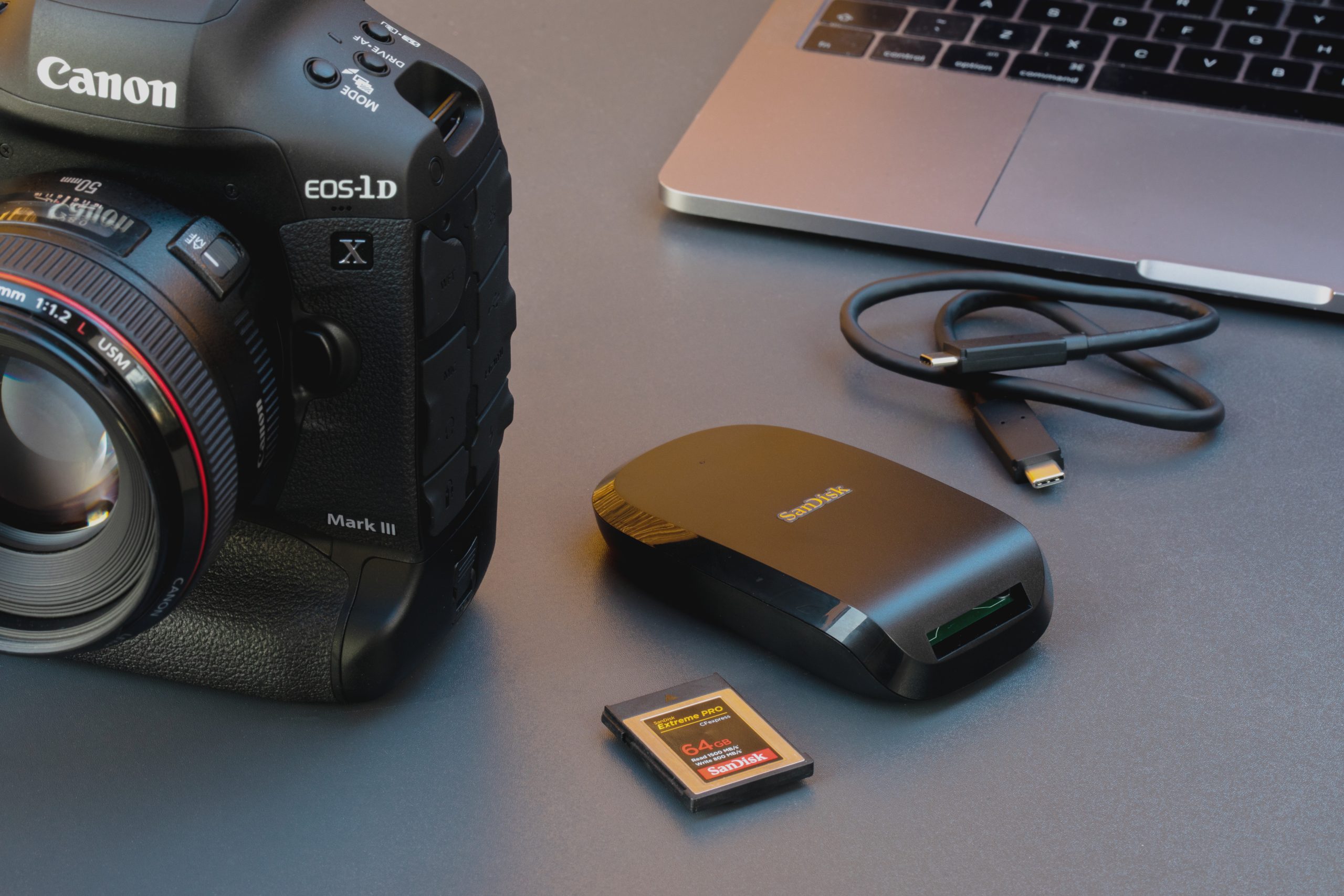 Canon EOS-1D X Mark III med CFexpress-kort