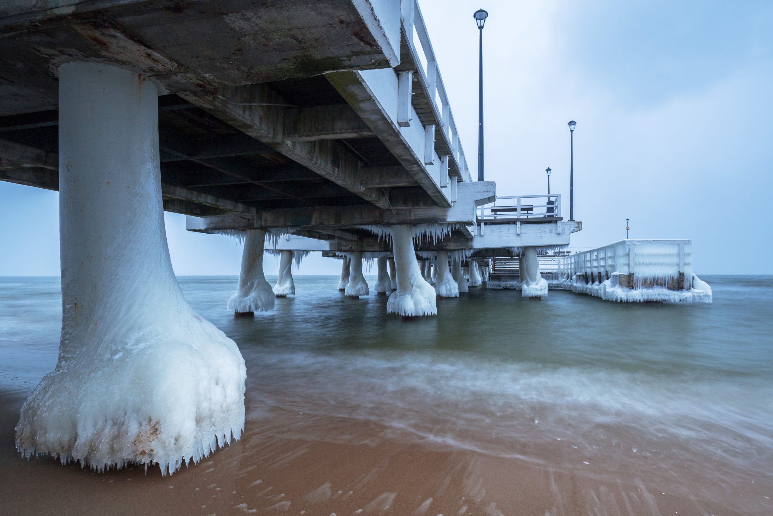 Isbildning på pir vid kusten
