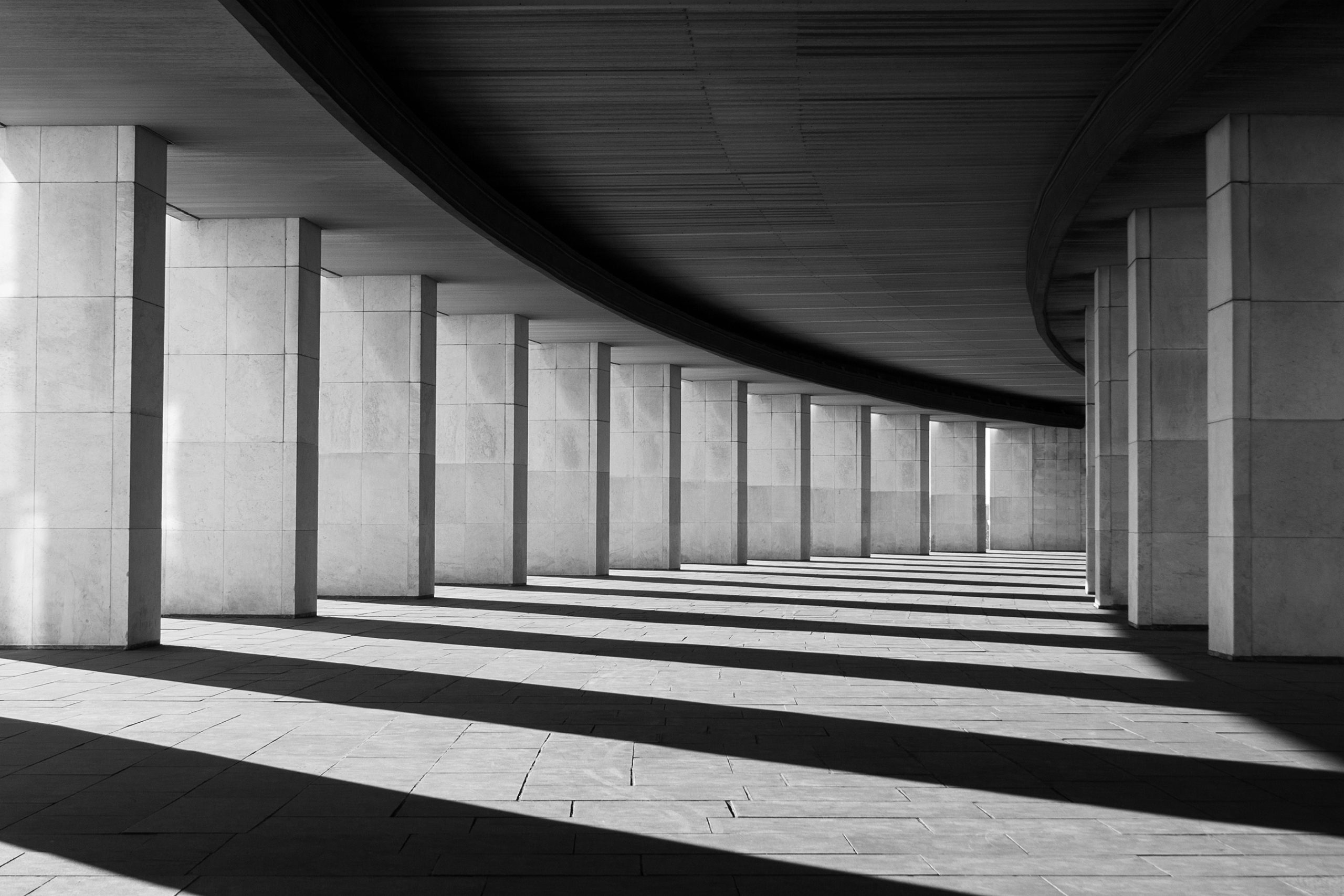 Sort-hvid foto af en tunnel