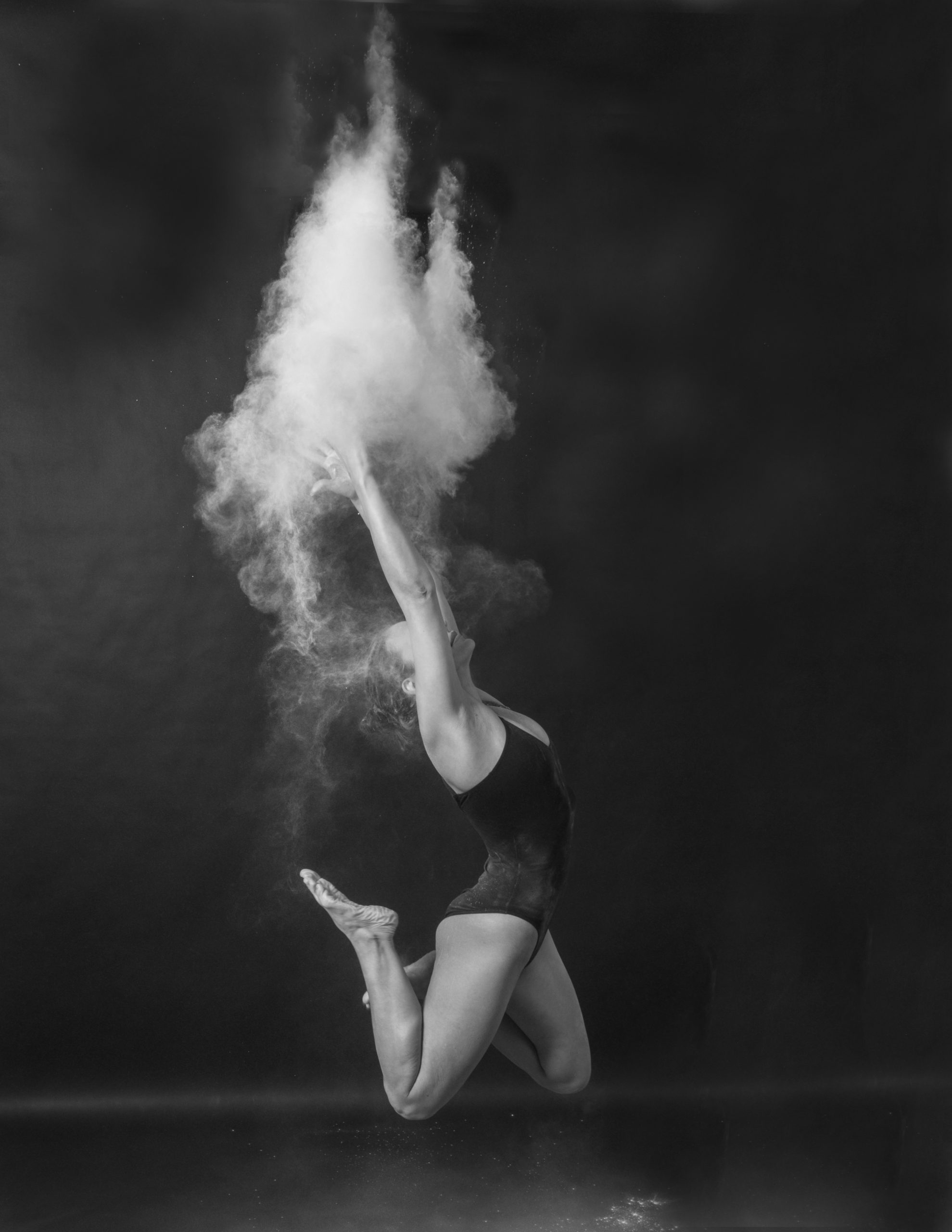 Kvinna kastar upp puder i luften