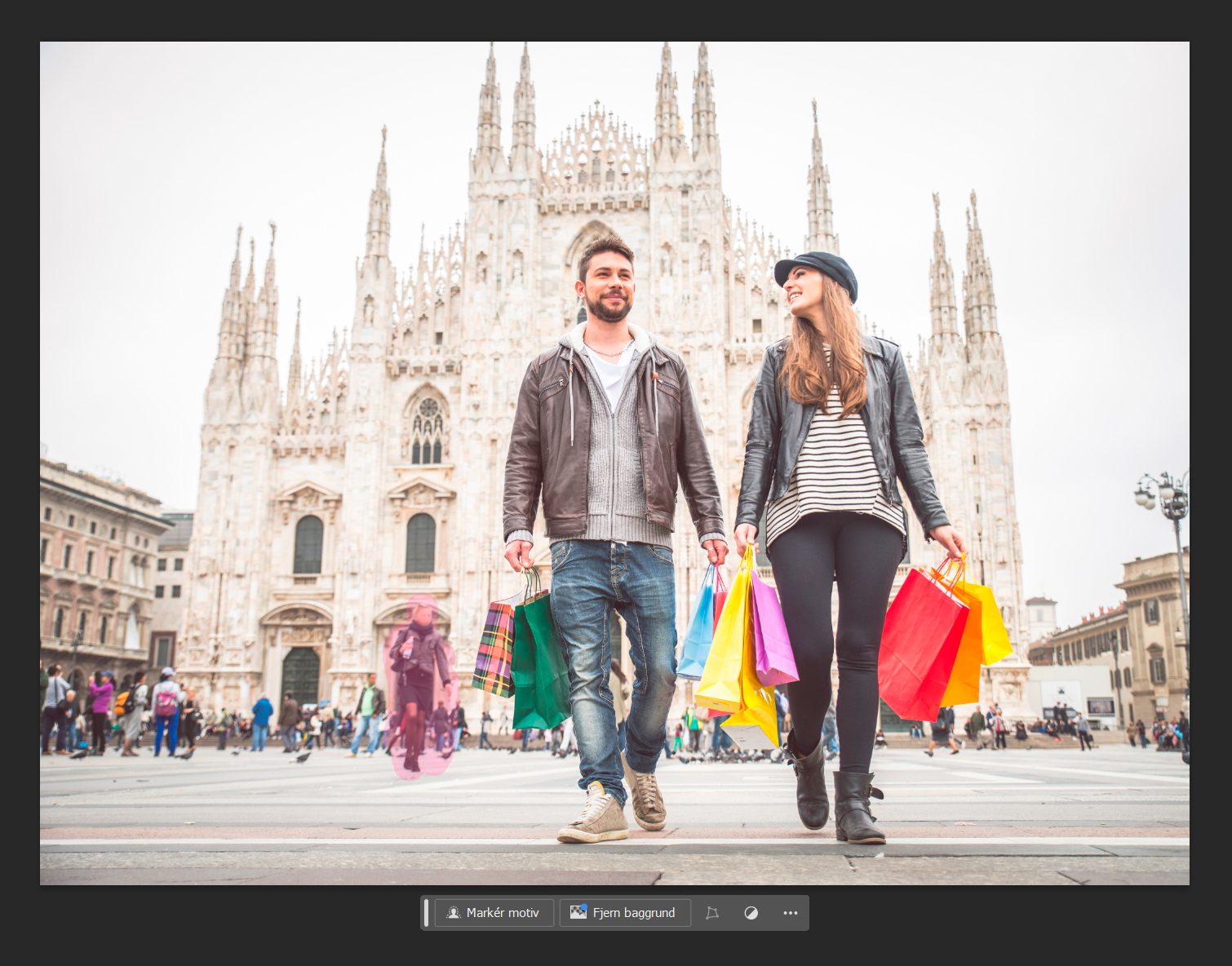 Personen penslet over med rødt forsvinder, og der dannes en baggrund, som passer til det øvrige scenarie.