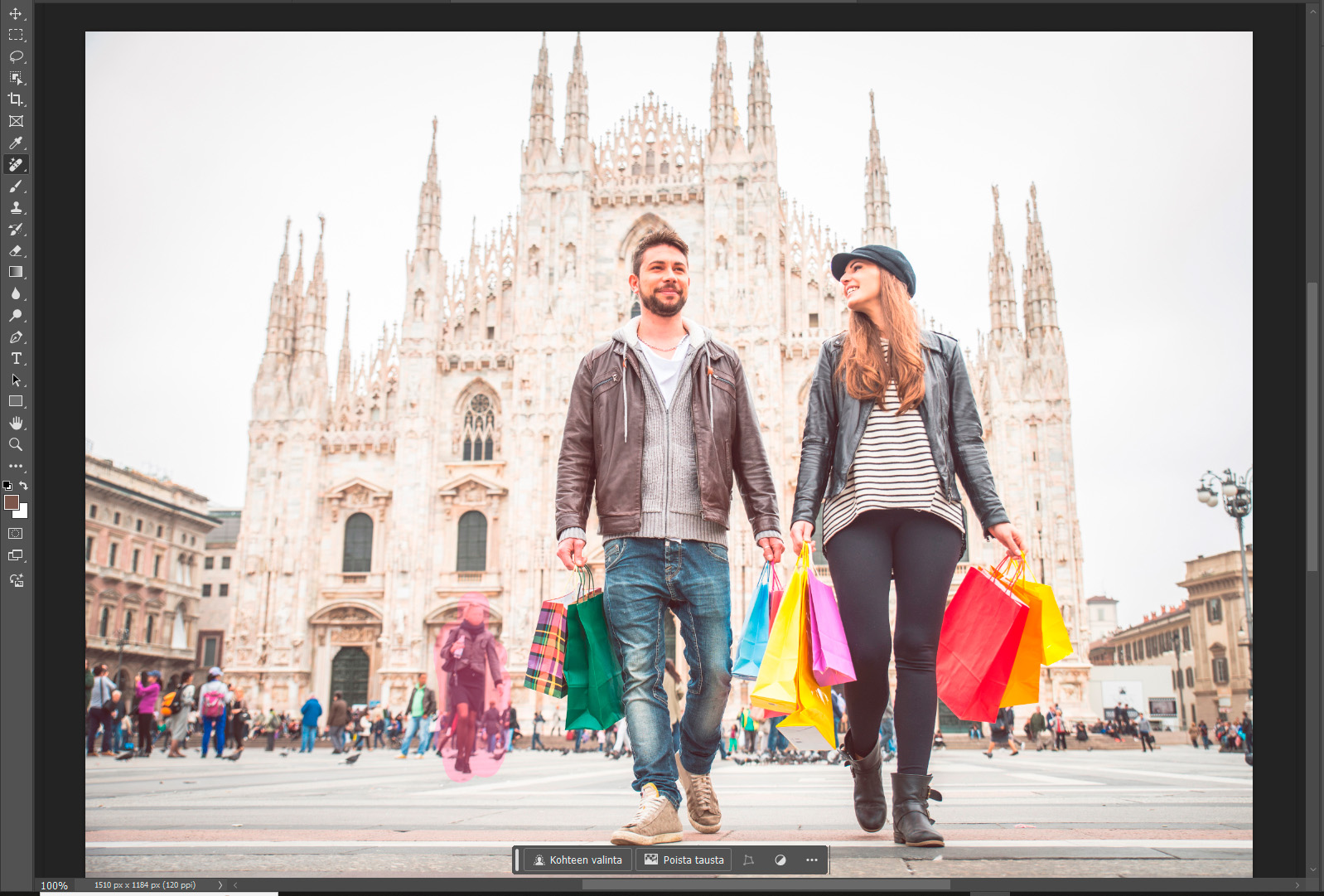 Maalatut henkilöt poistetaan ja tekoäly luo kuvaan sopivan taustan.