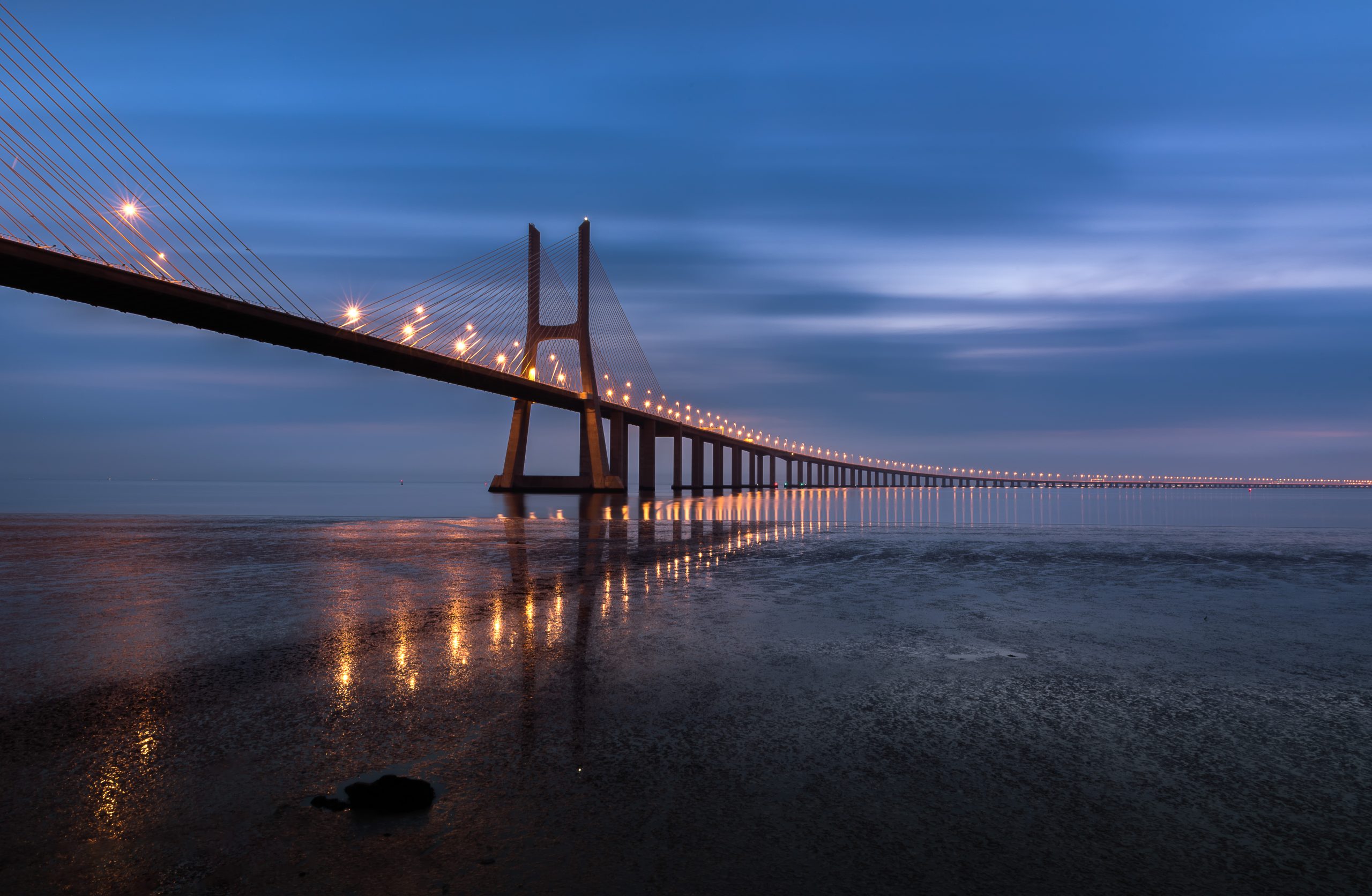 Bro fotograferet i den blå time