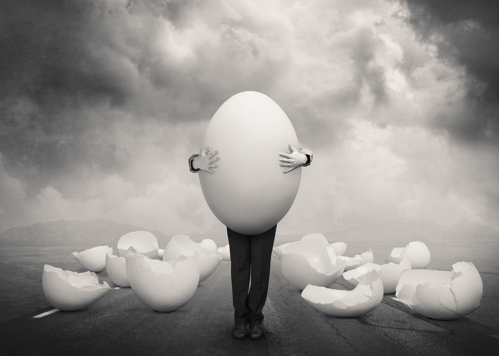 Skikkelse på tom vej med æg og æggeskaller