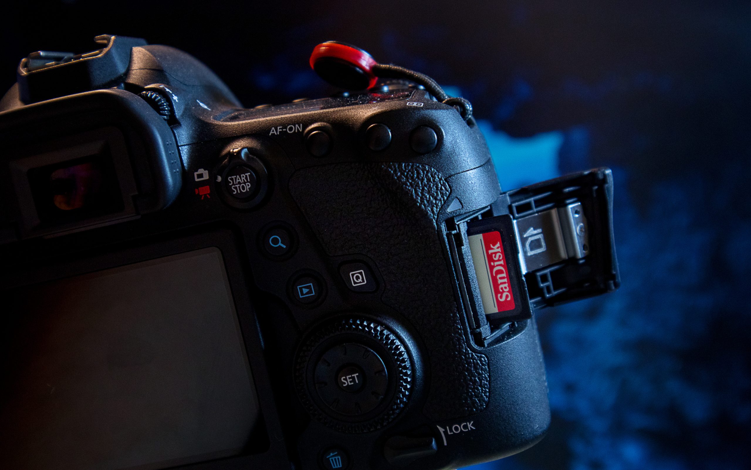 En kamera med ett SD-kort