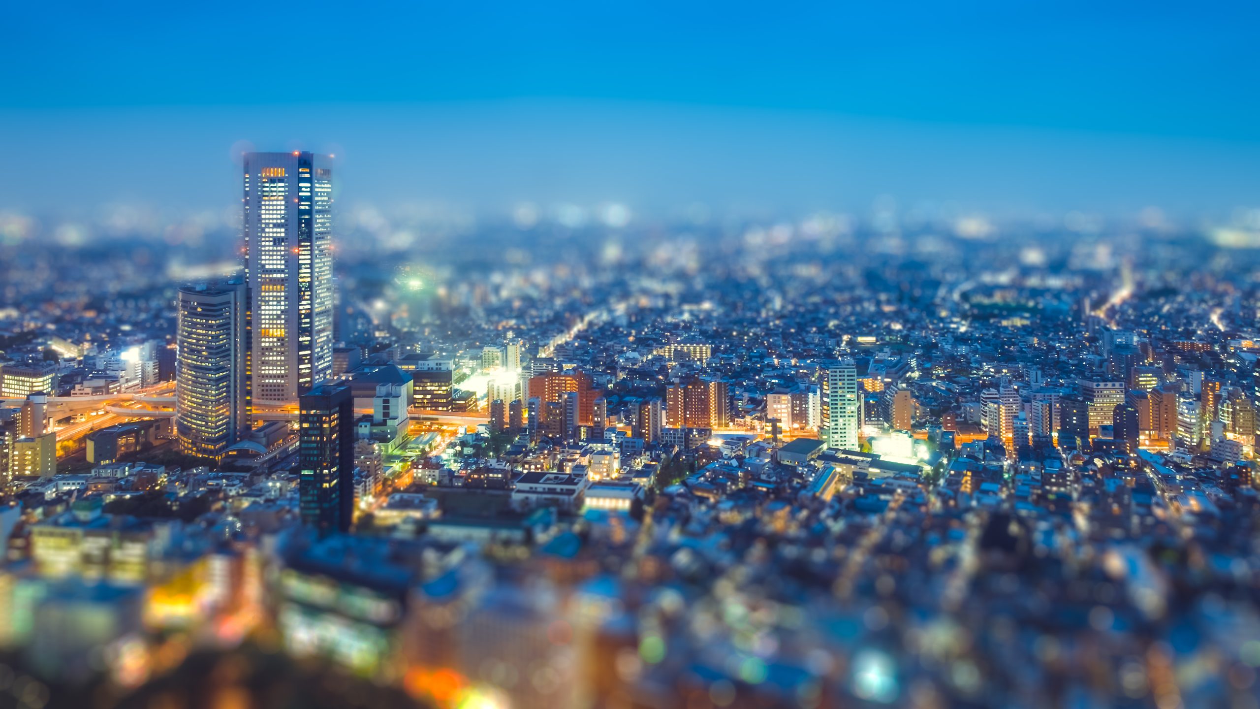 Storby fotografert med objektiv med perspektivkontroll og miniatyreffekt