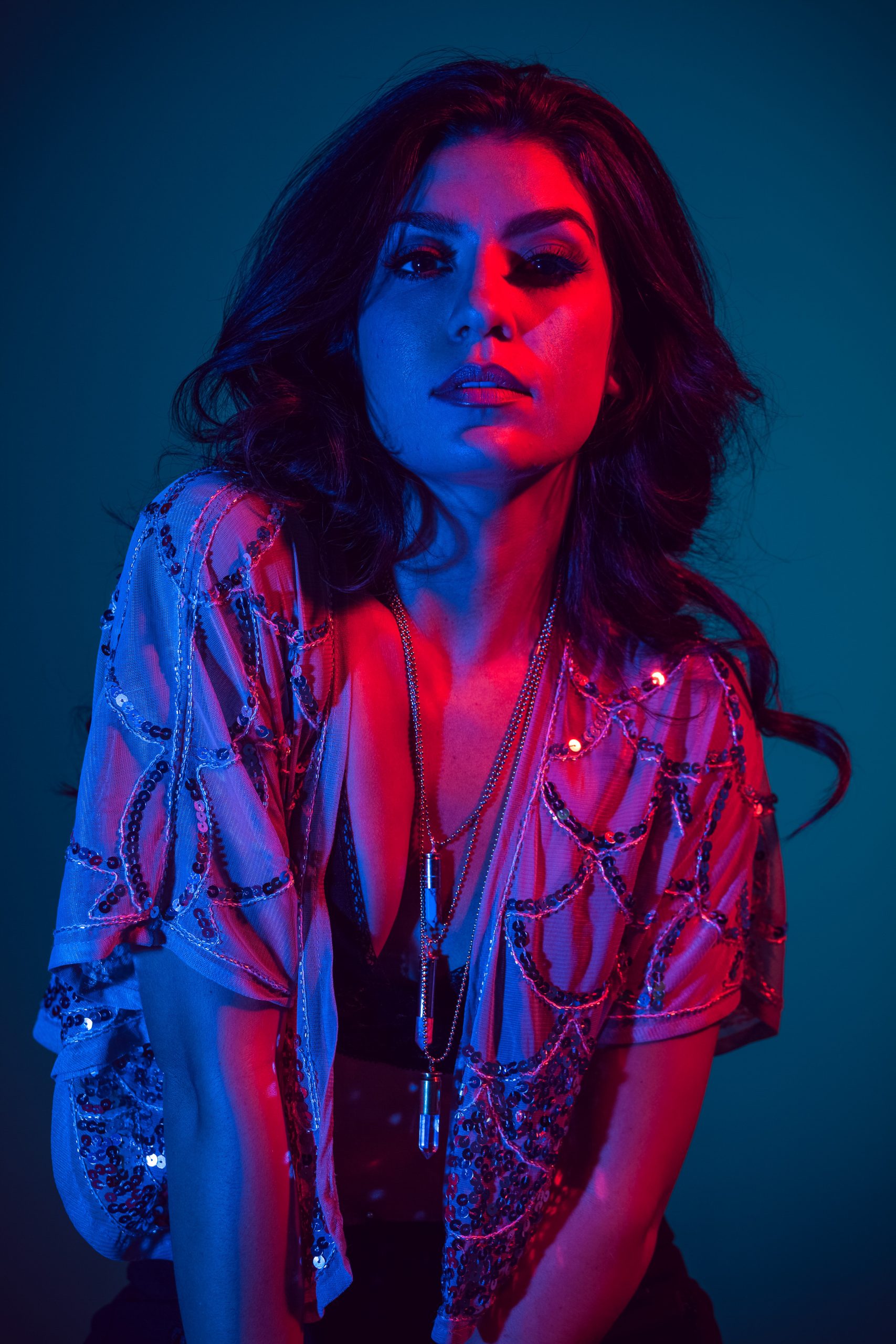 Portrett av kvinne med blått og rødt lys