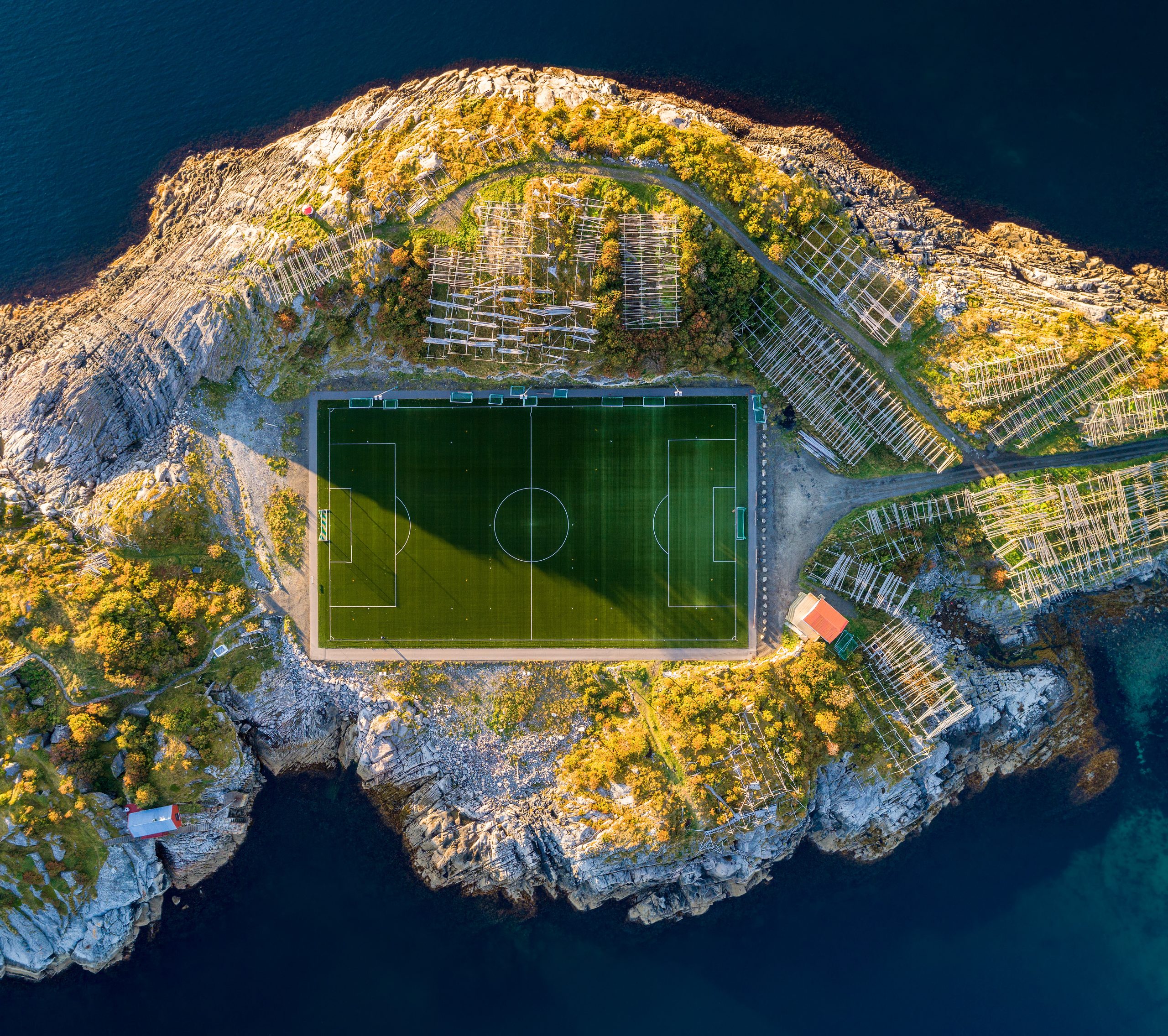 Bilde tatt med drone av Henningsvær fotballstadion