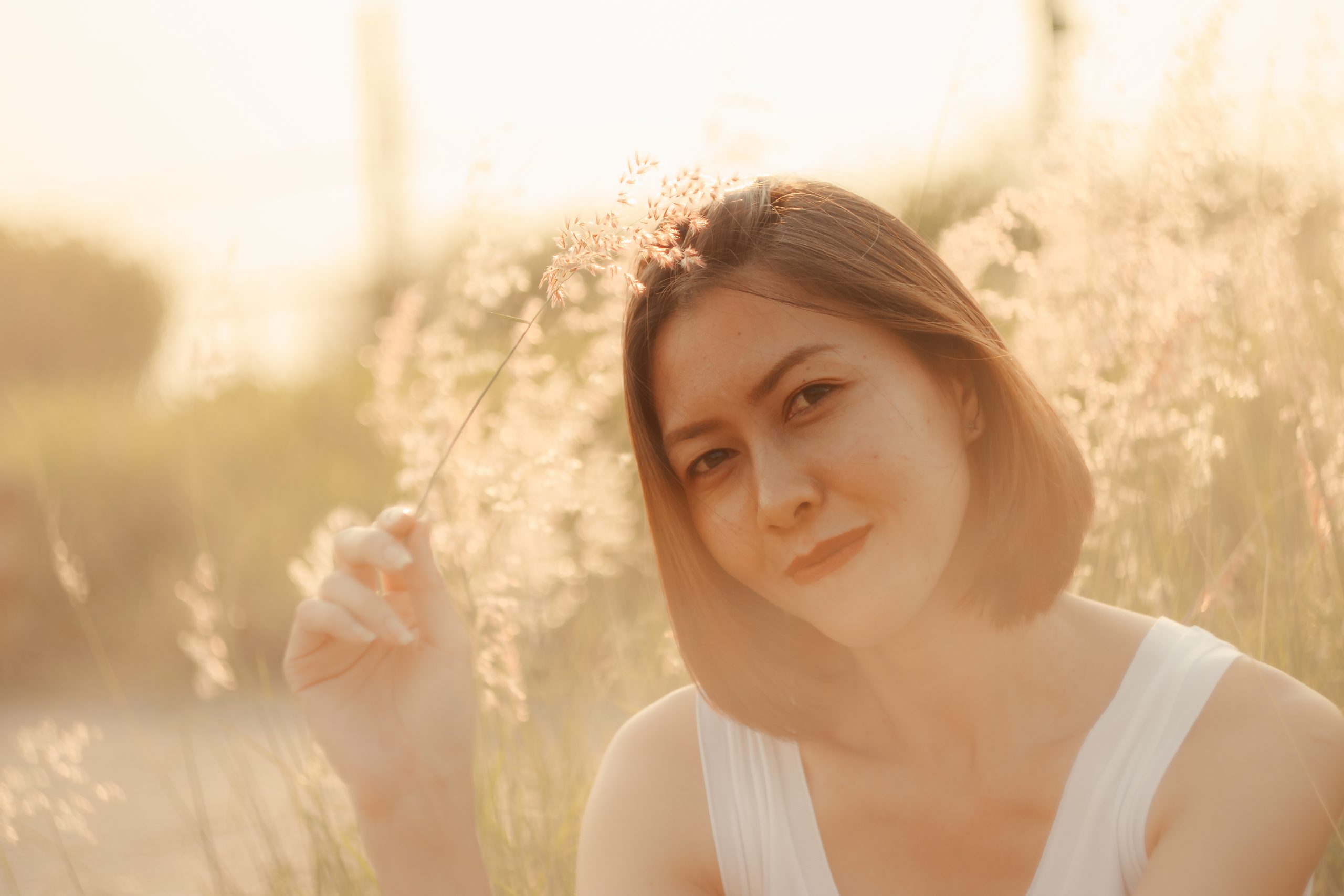 Ung kvinde på mark i modlys