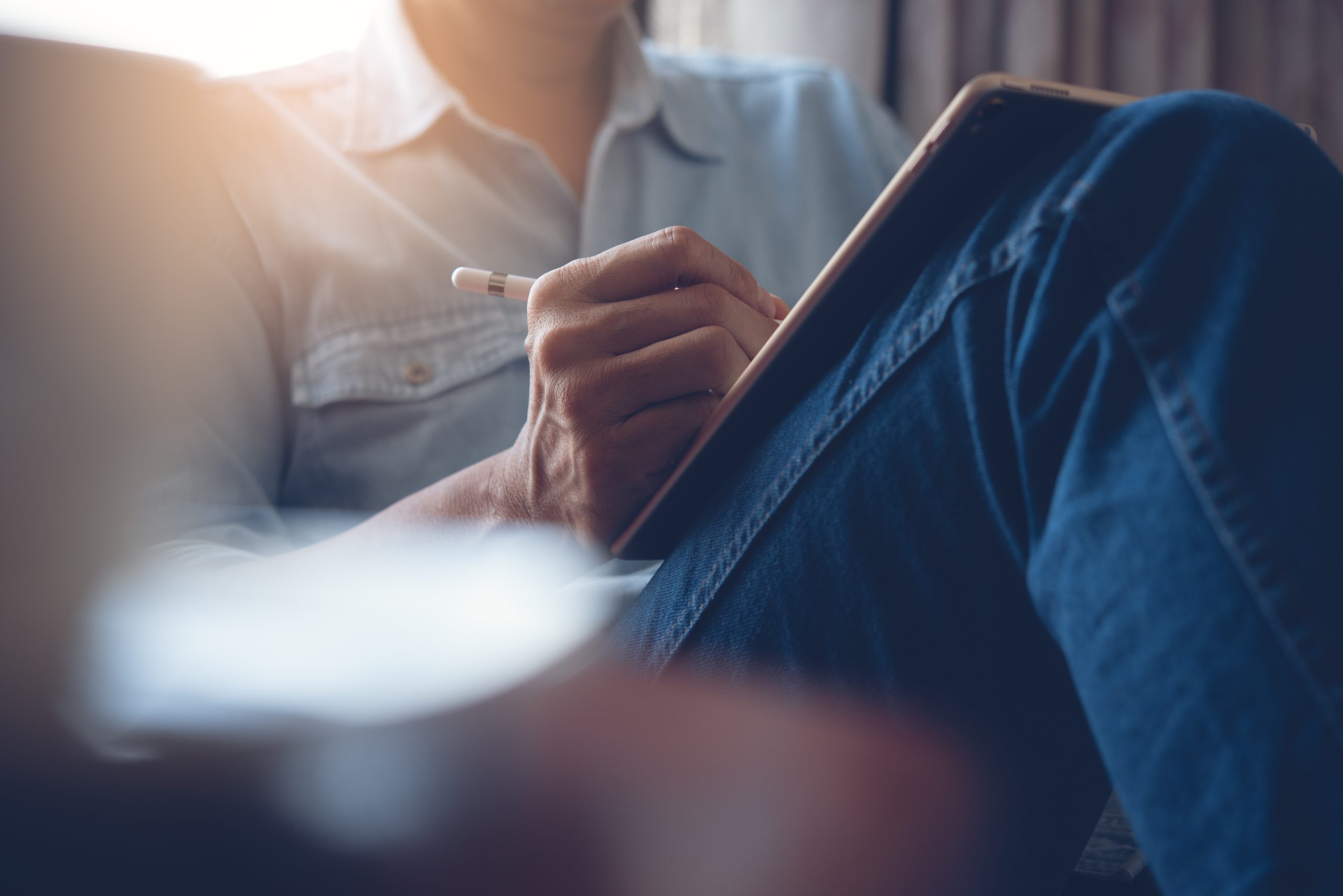 En man redigerar bilder på sin surfplatta.