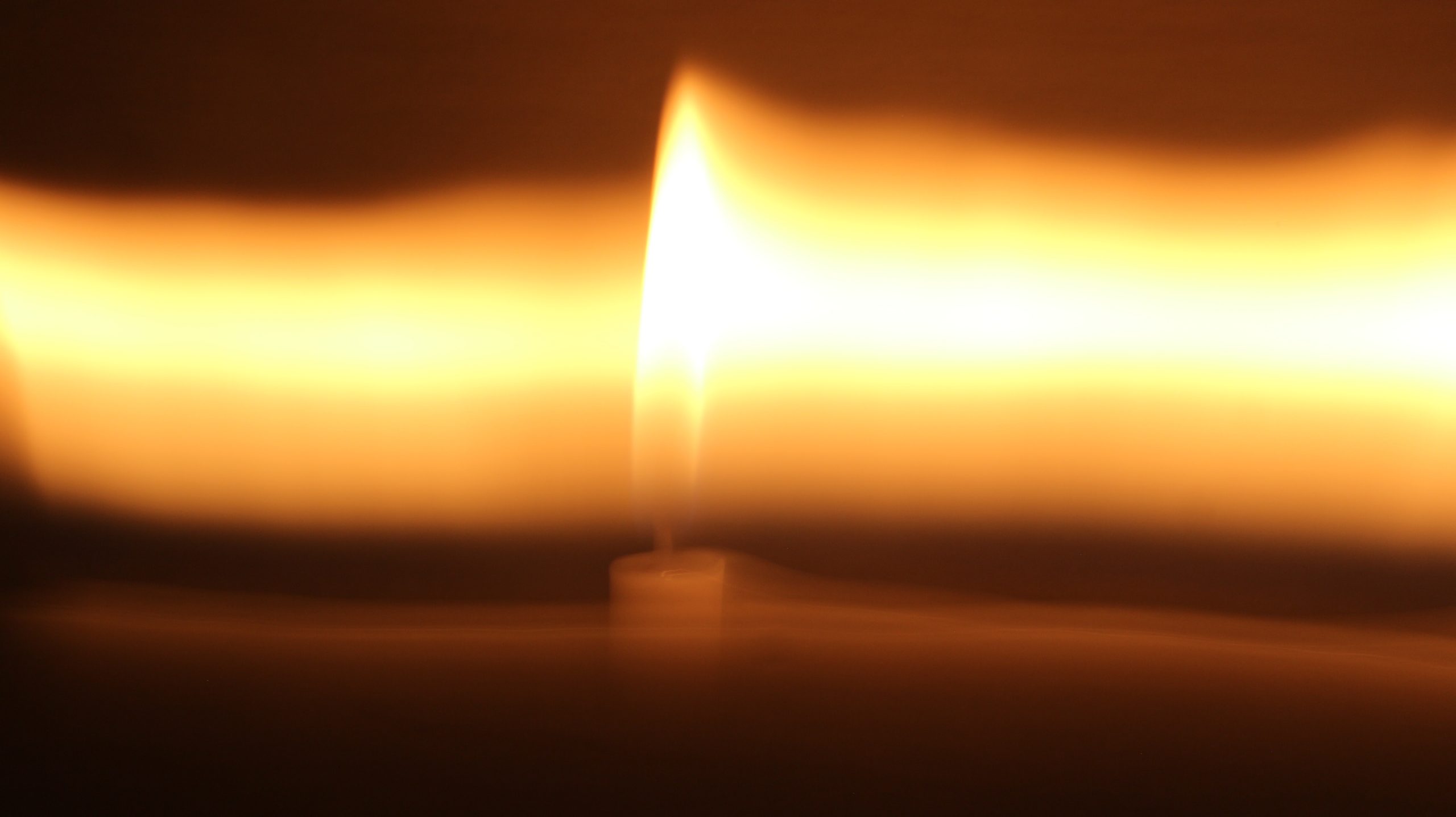 Et lys fotografert med en lang lukkertid