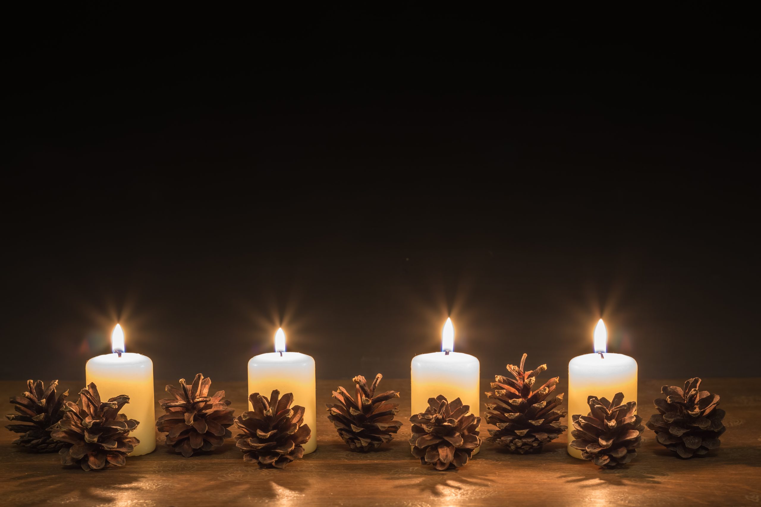 kynttilöitä kuvattu pienellä aukolla