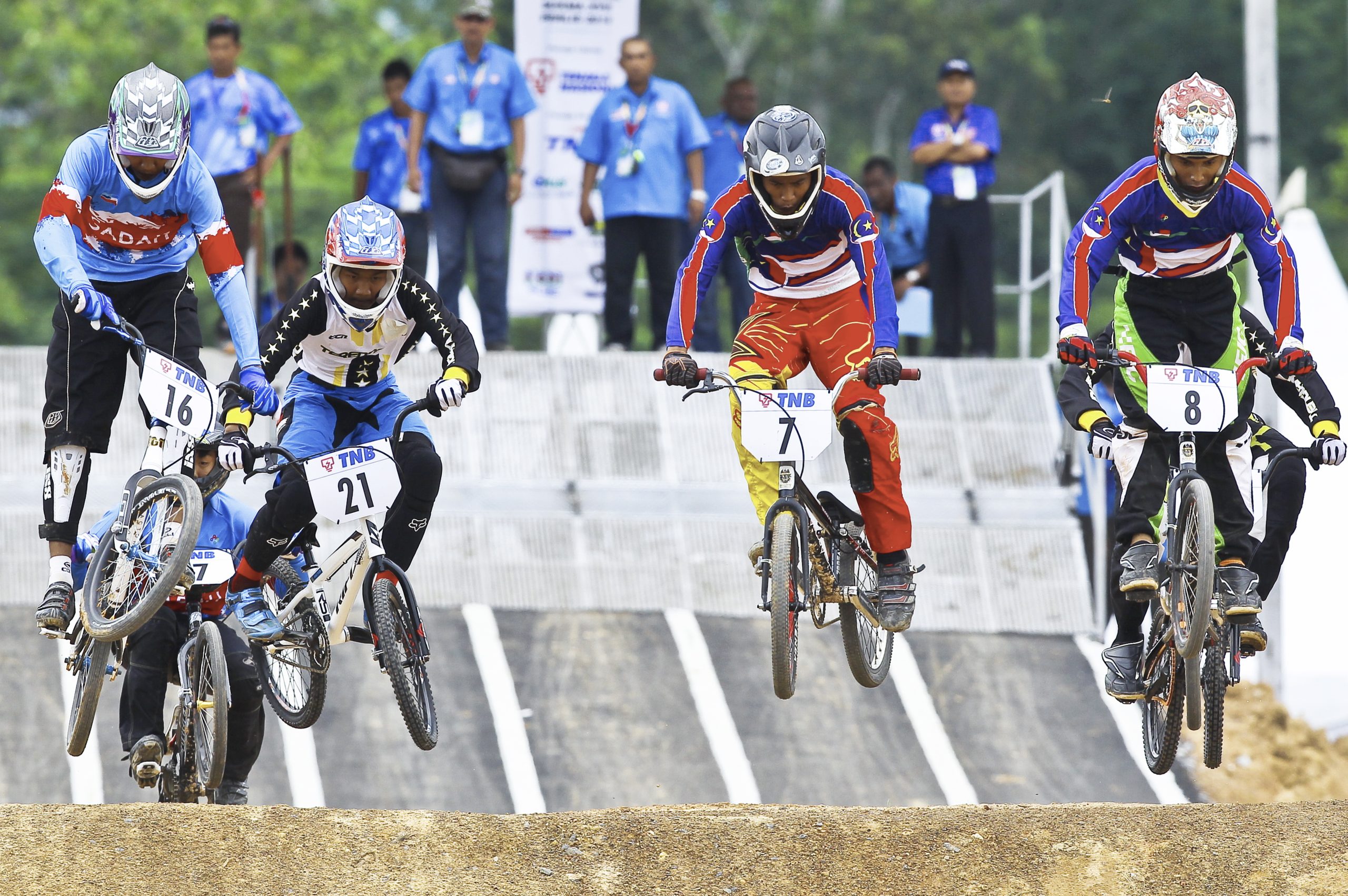 BMX-cyklister i full fart.