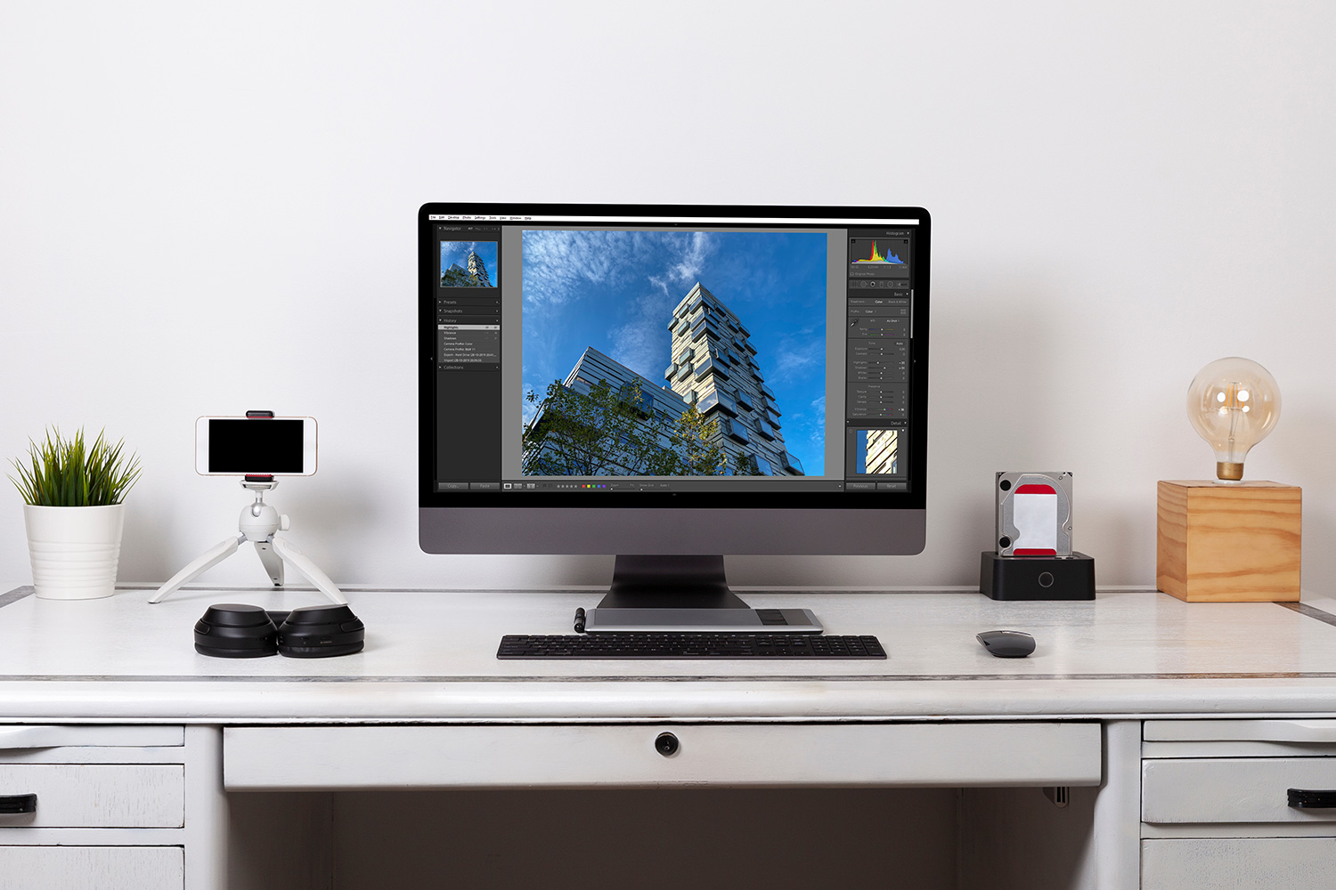 Dator med Lightroom på skrivbord