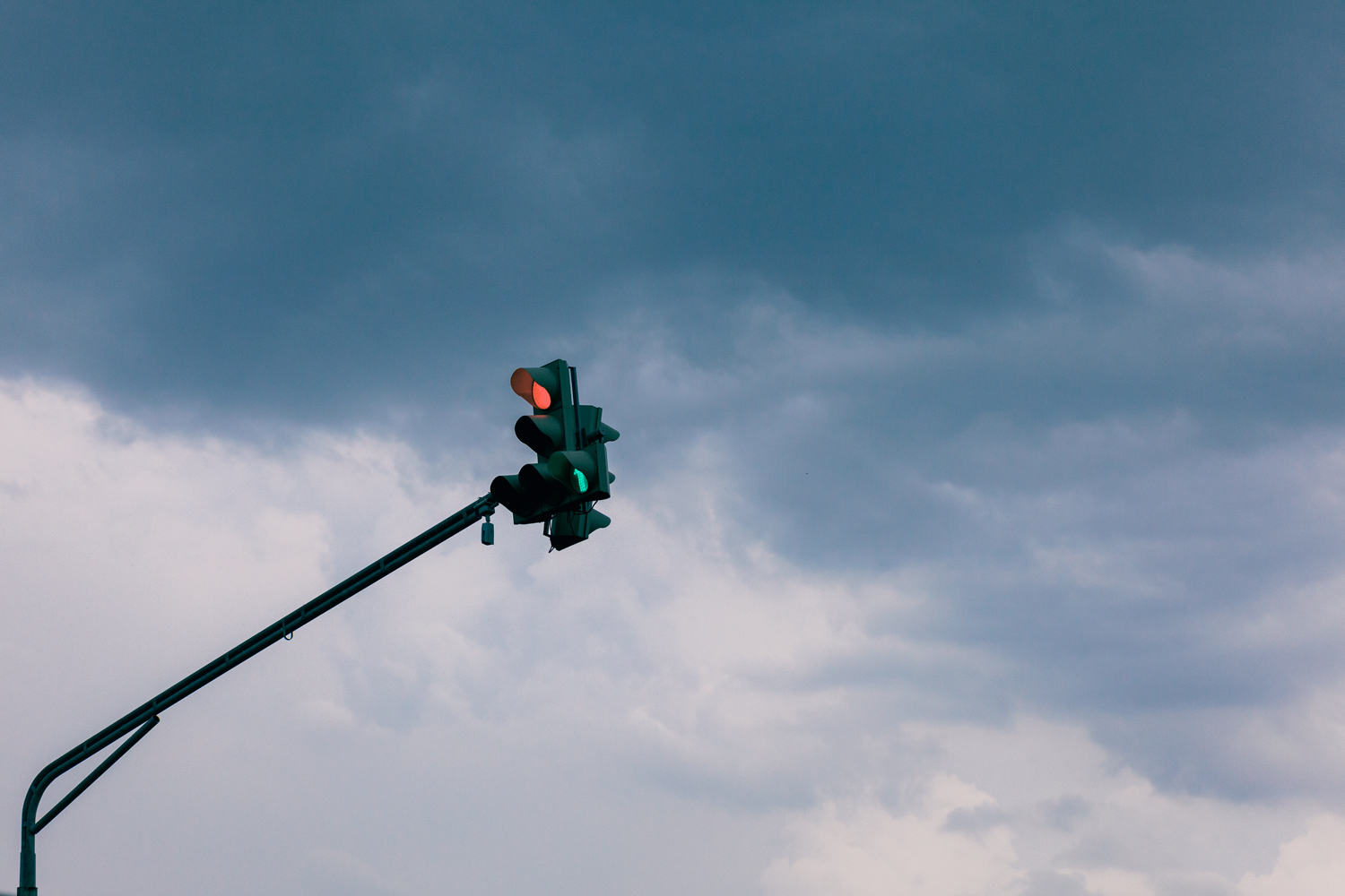Trafikljus fotograferat nerifrån med himmel i bakgrunden